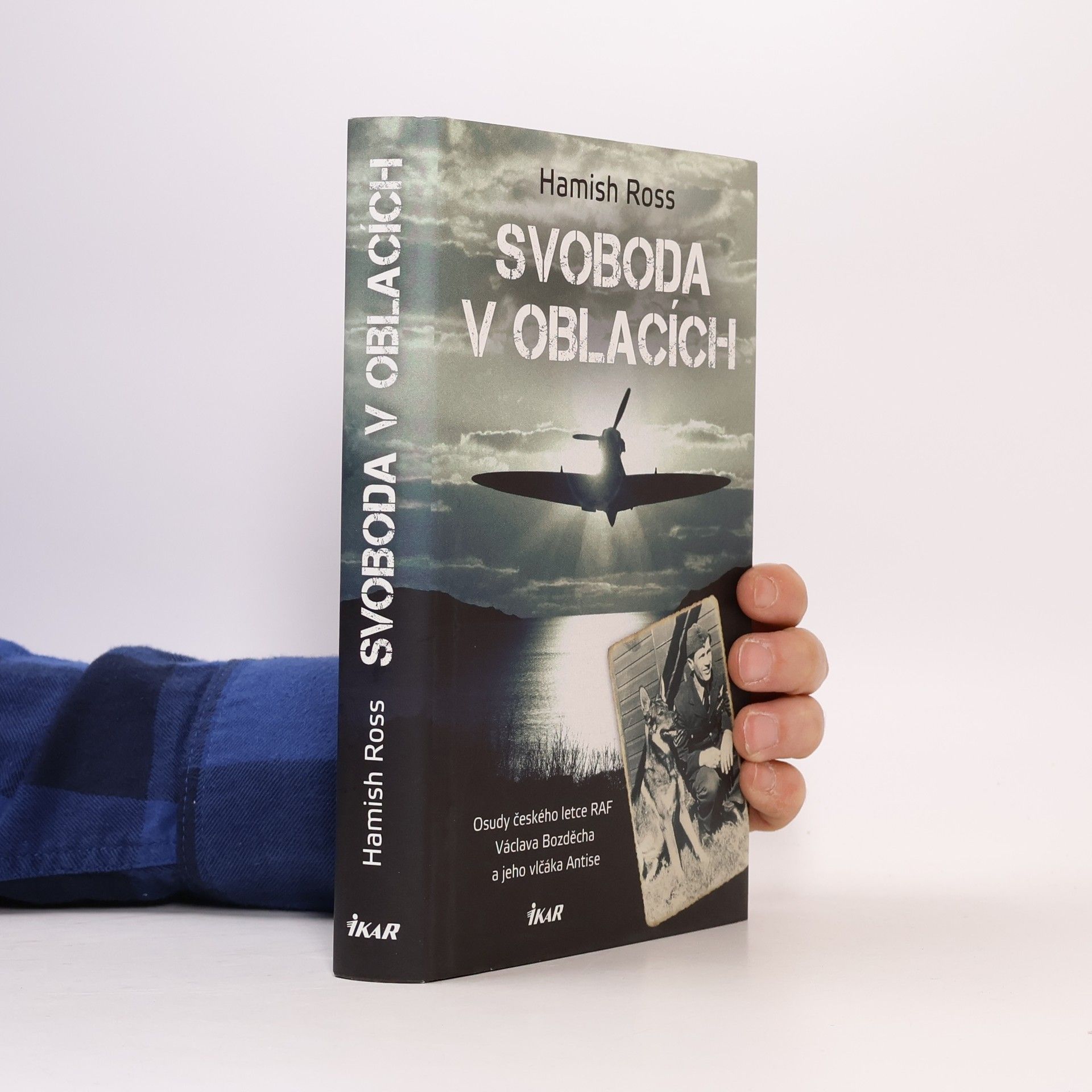 Hamis Ross Svoboda v oblacích - Osudy českého letce RAF Václava Bozděcha a jeho vlčáka Antise