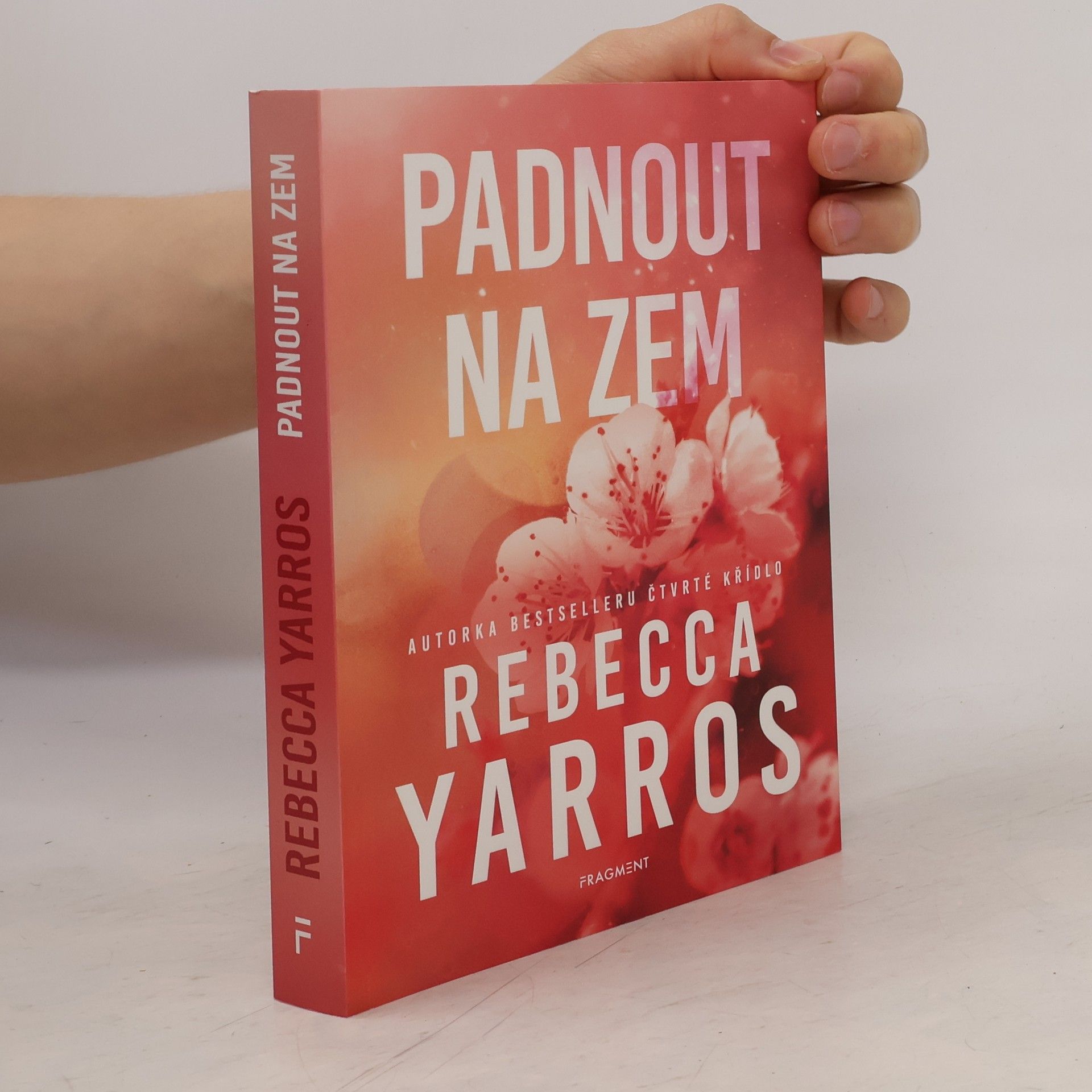 Rebecca Yarros Padnout na zem