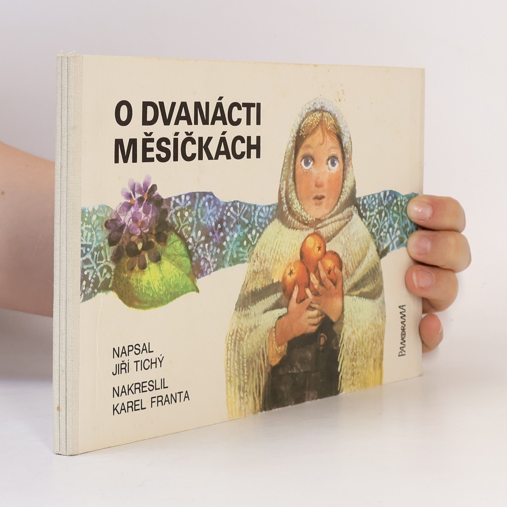 O dvanácti měsíčkách