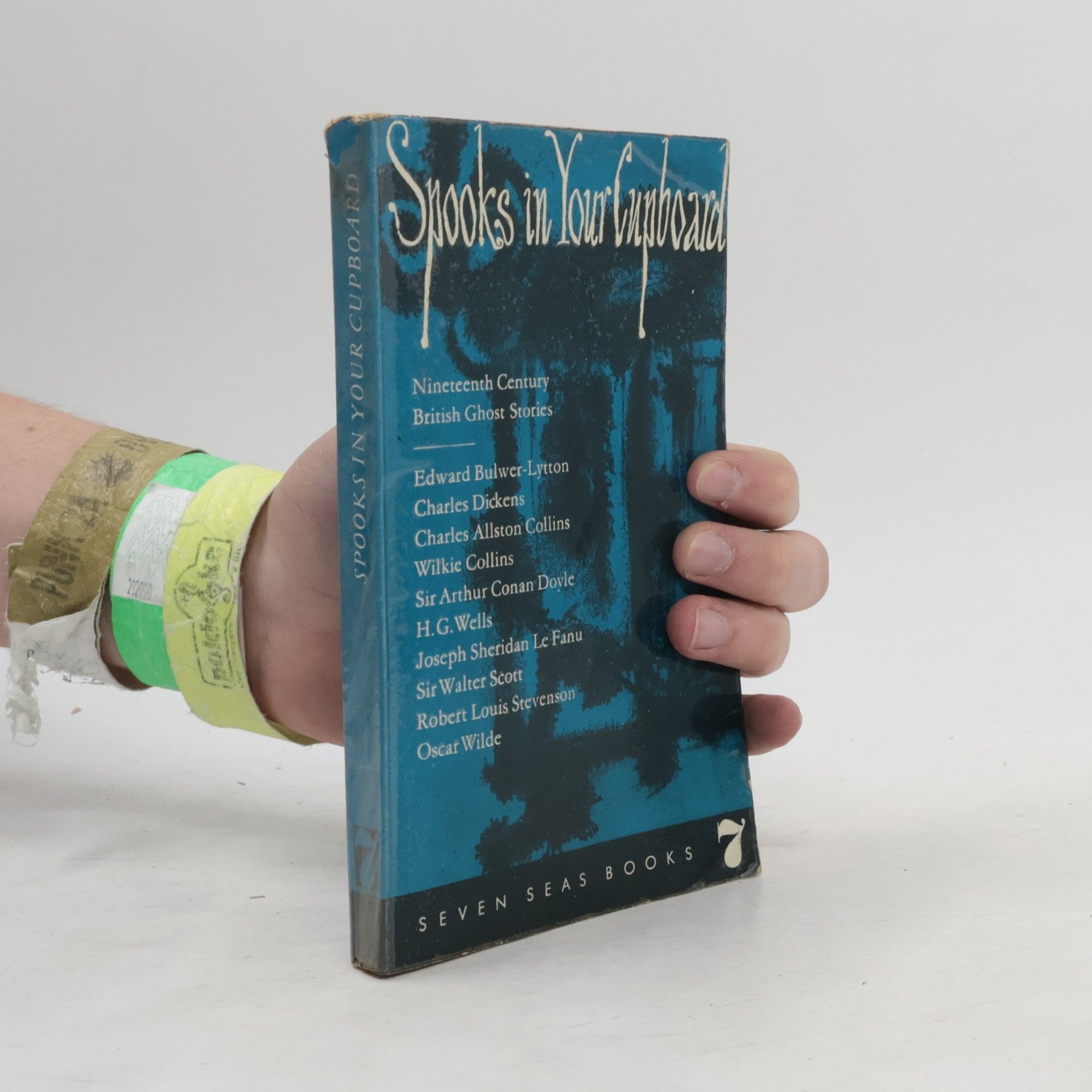 Collectif d'auteurs Spooks in Your Cupboard