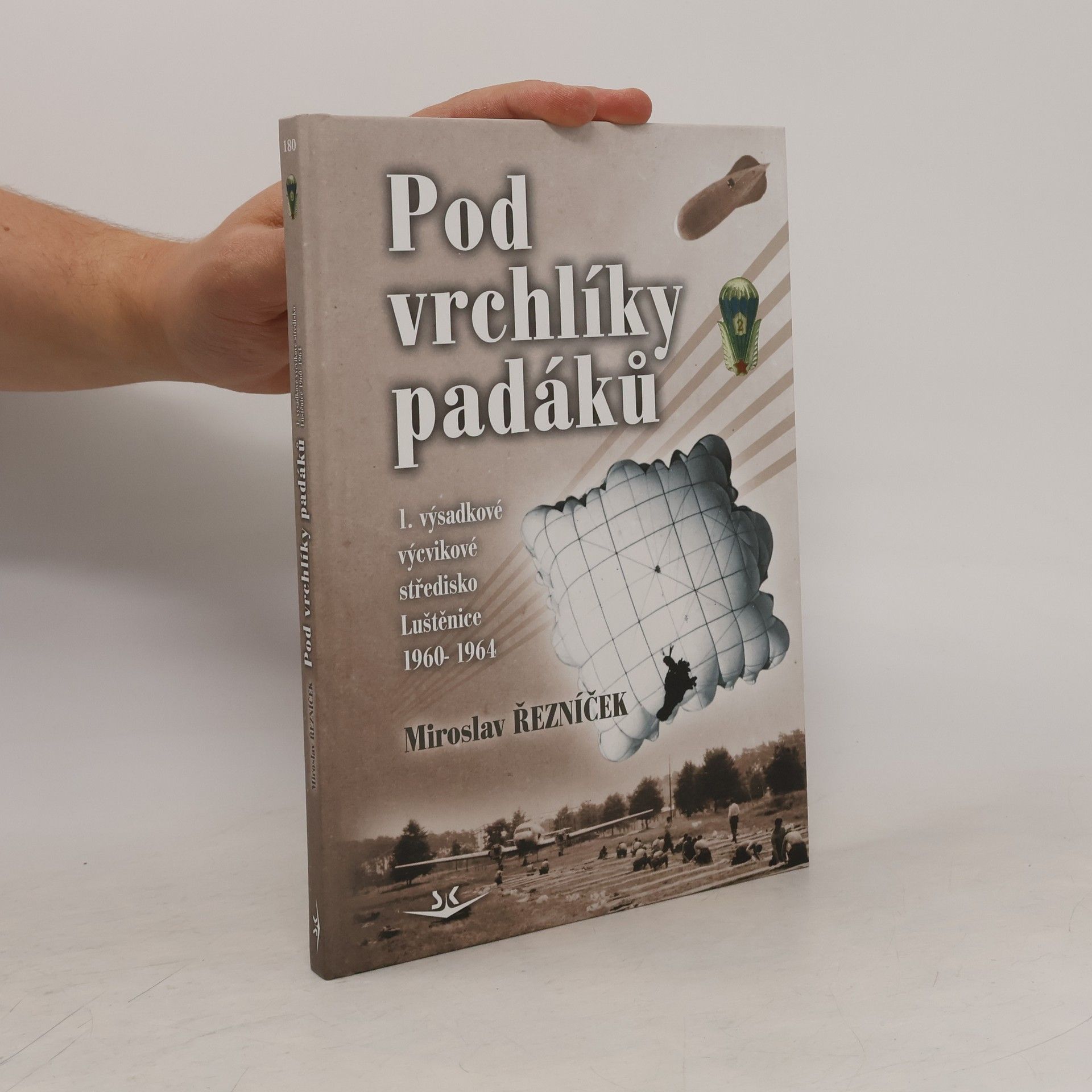 Miroslav Řezníček Pod vrchlíky padáků