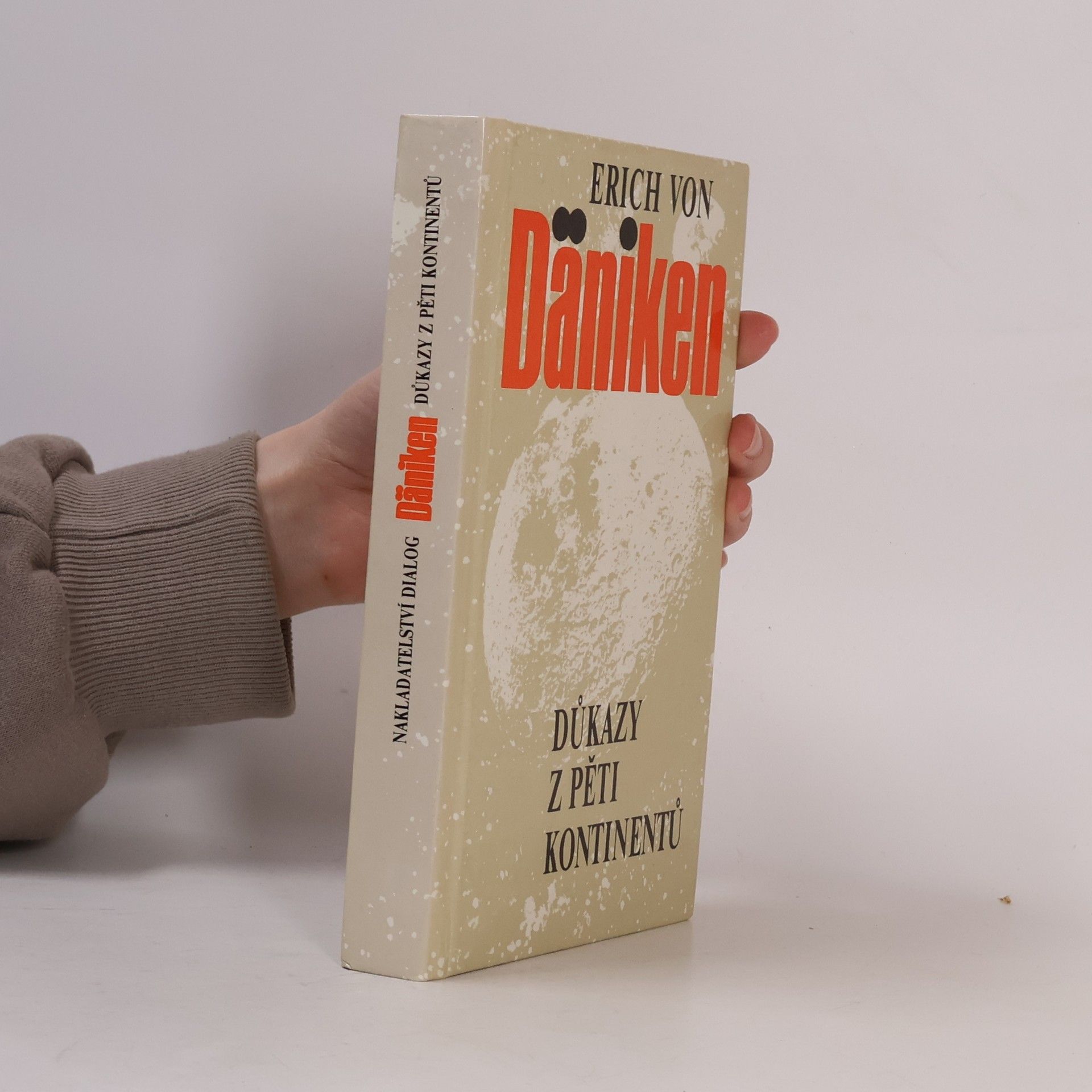 Erich von Däniken Důkazy z pěti kontinentů