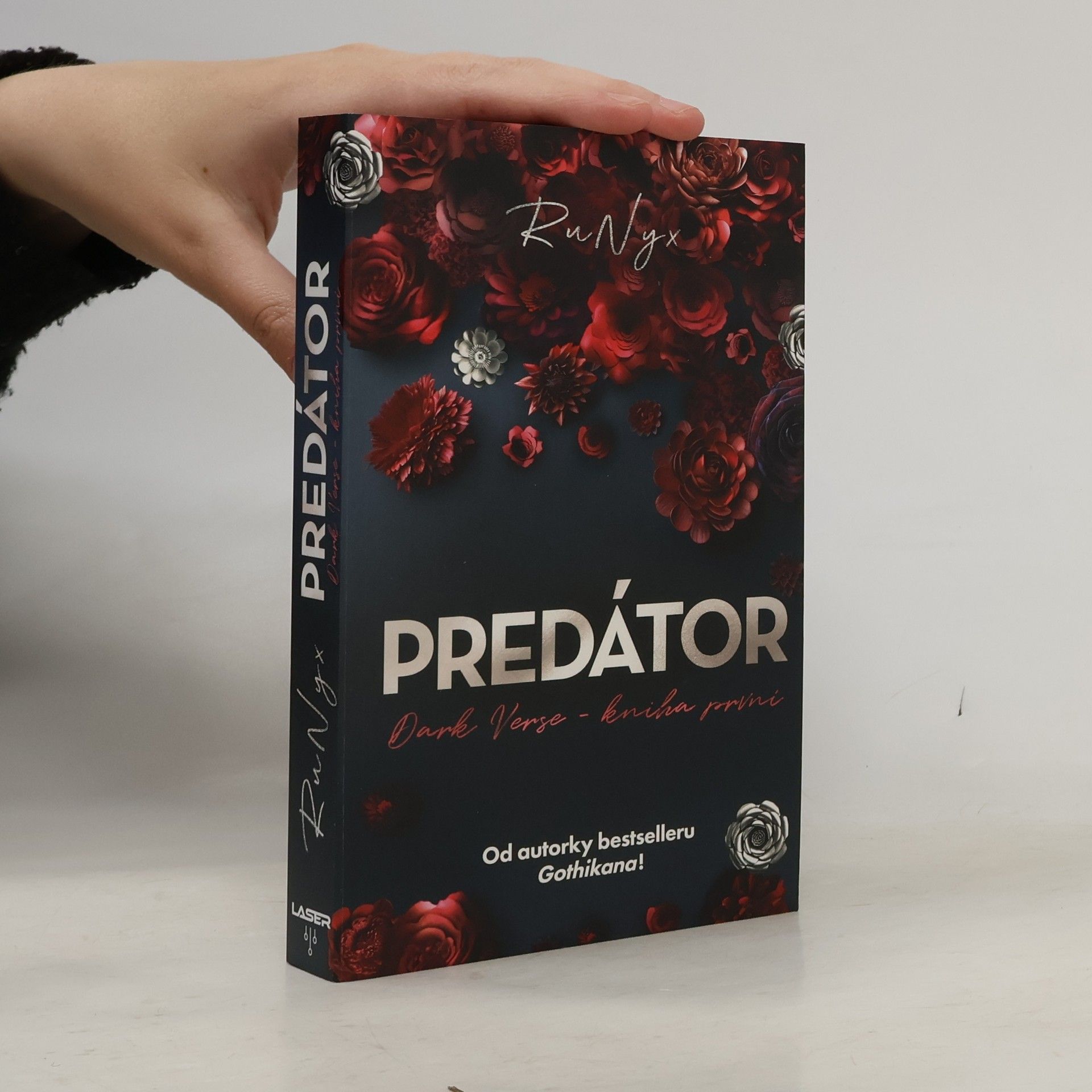 Dark Verse. Kniha první, Predátor