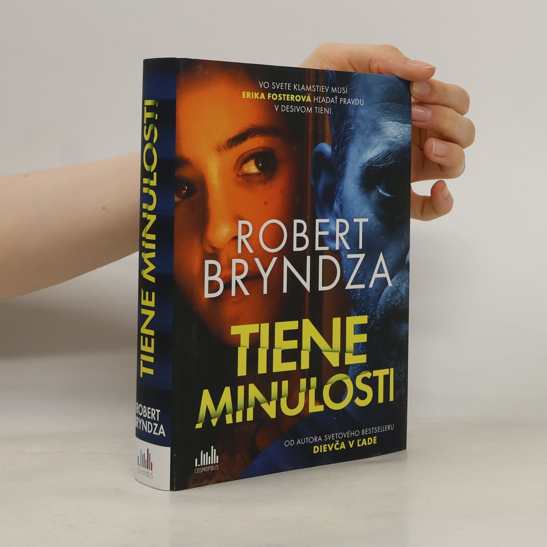 Robert Bryndza Tiene minulosti