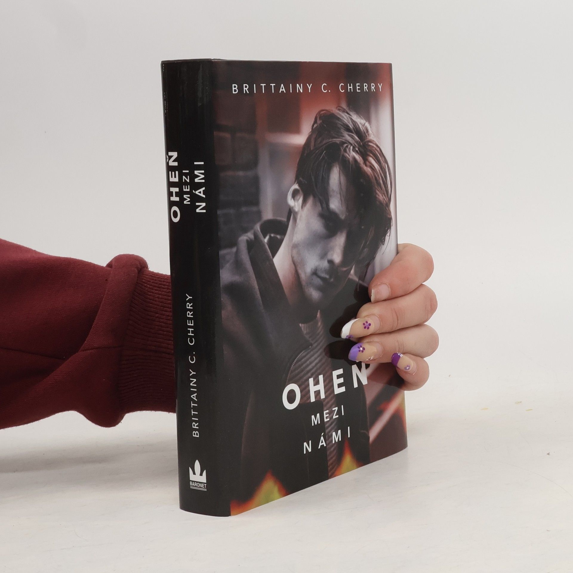 Brittainy C. Cherry Oheň mezi námi