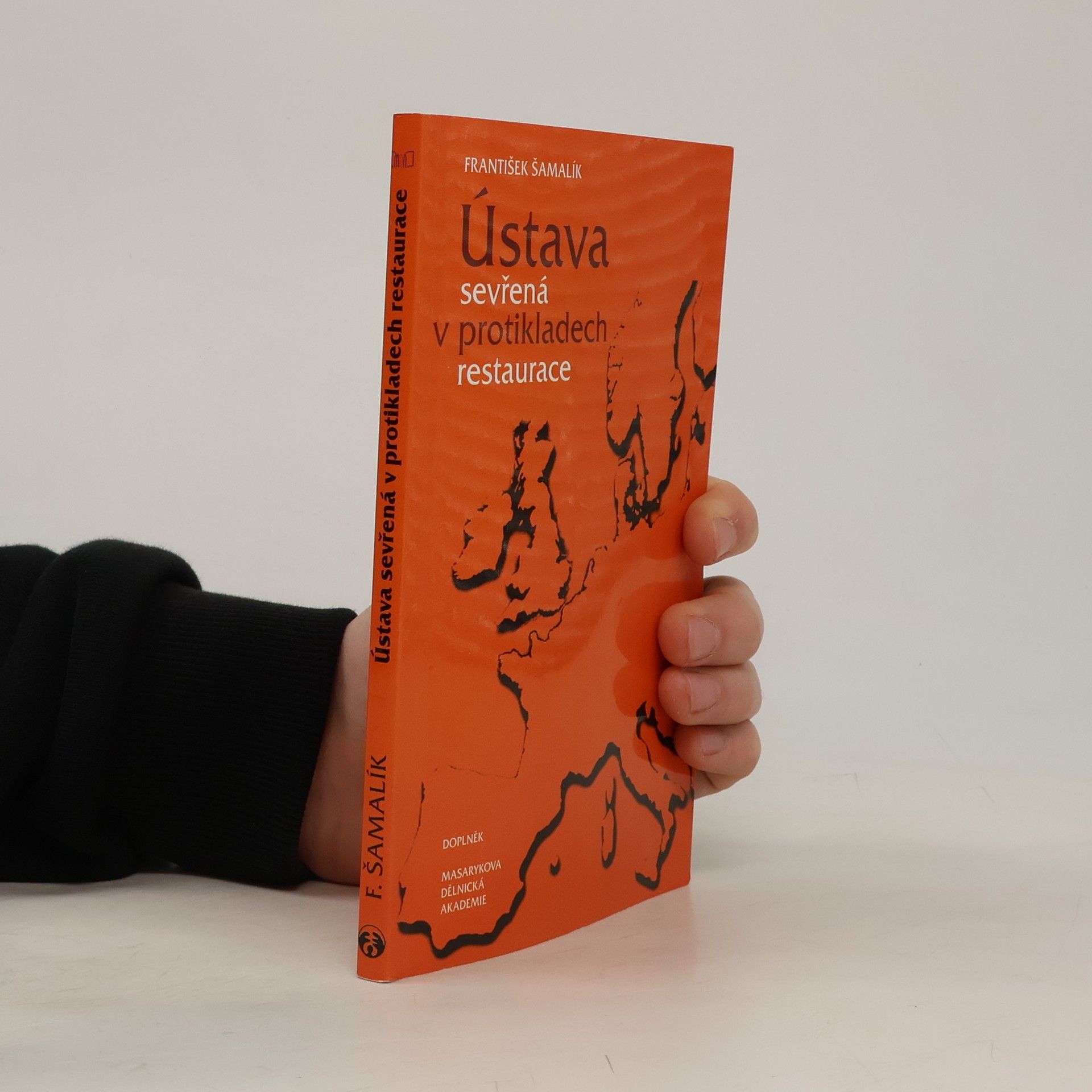 Ústava sevřená v protikladech restaurace