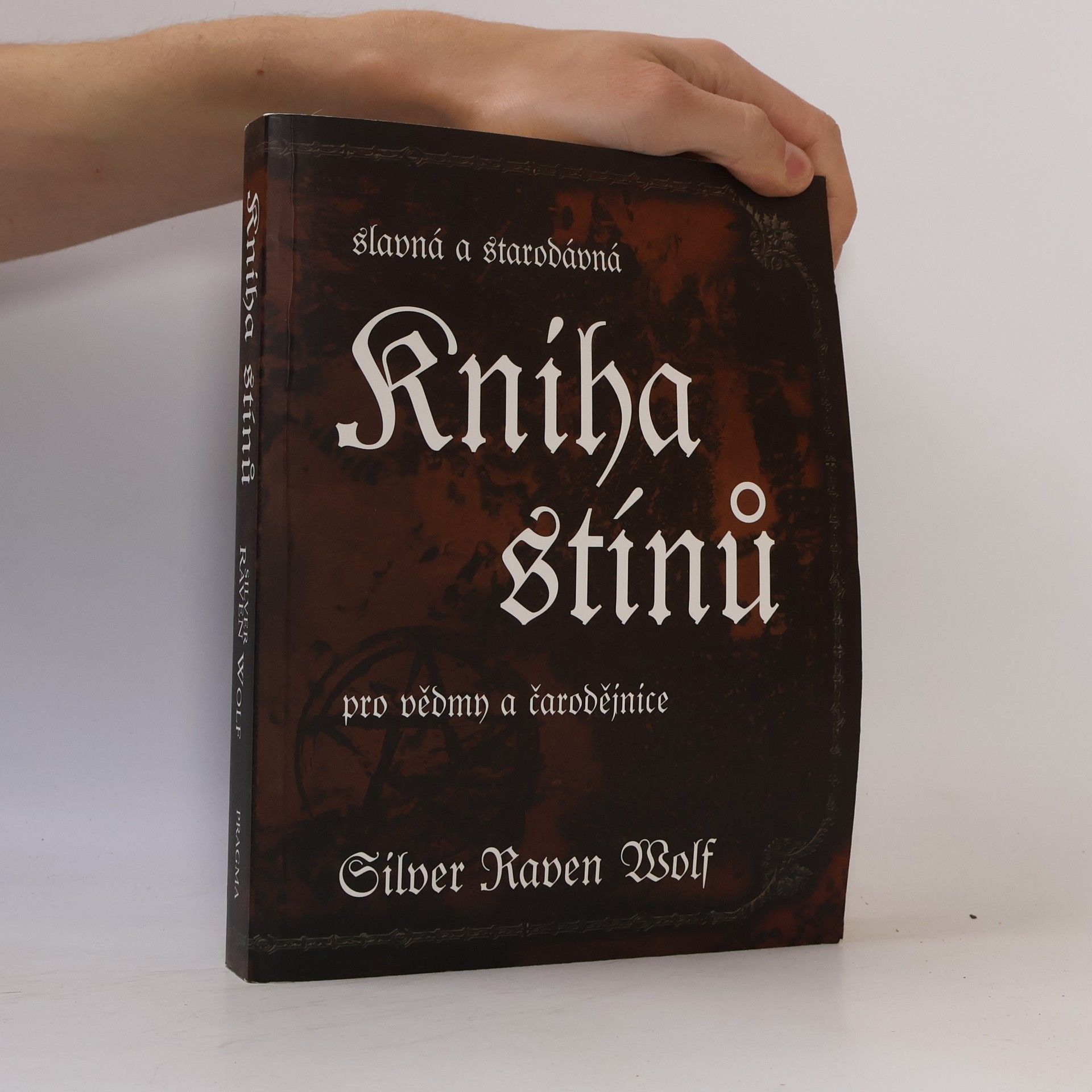 Silver RavenWolf Slavná a starodávná kniha stínů pro vědmy a čarodějnice