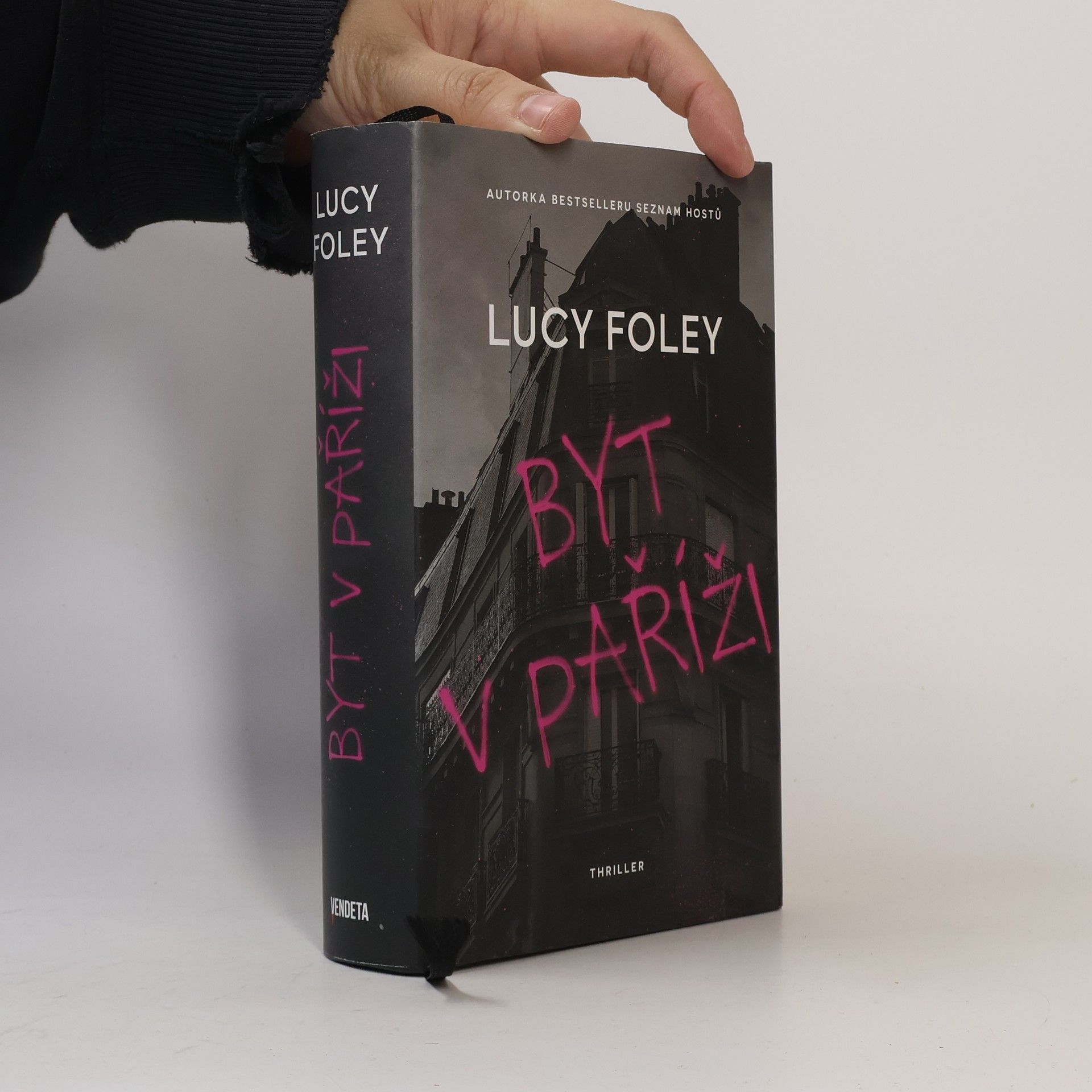 Lucy Foley Byt v Paříži