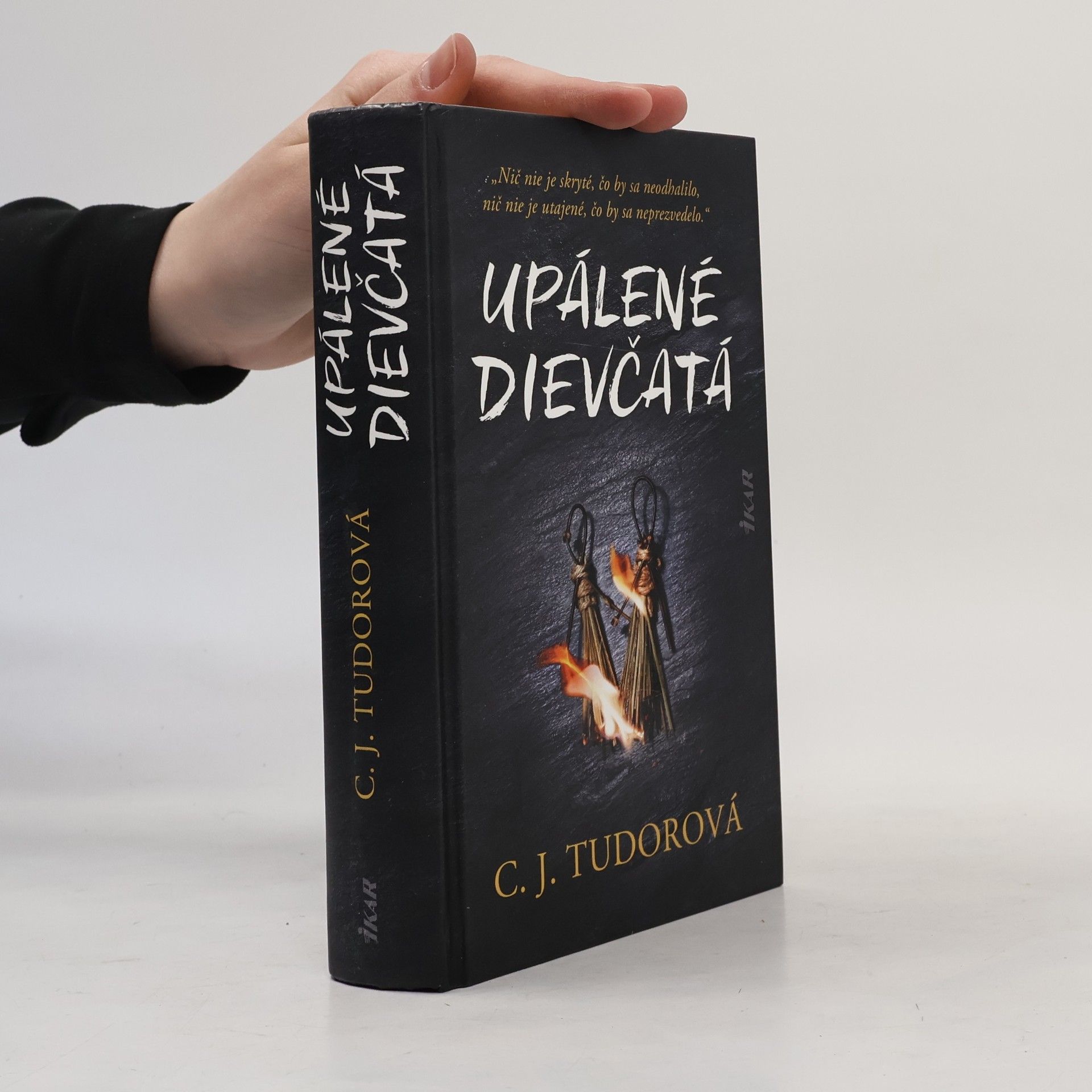C.J. Tudor Upálené dievčatá