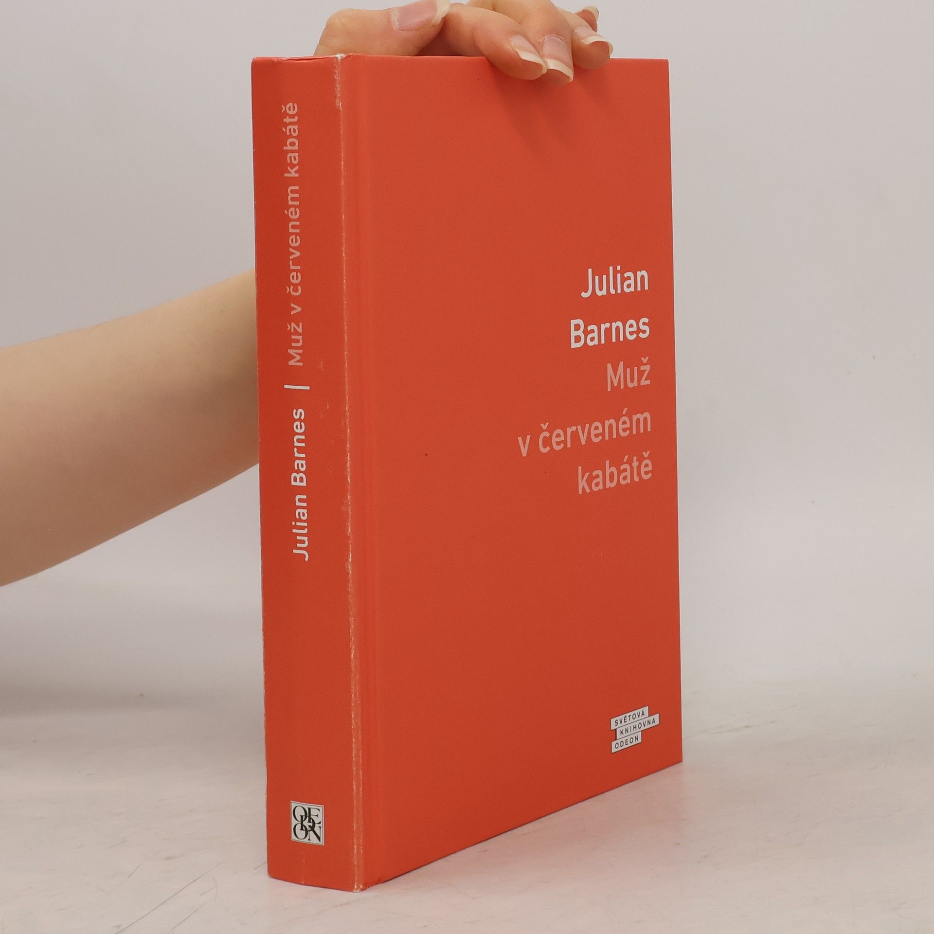 Julian Barnes Muž v červeném kabátě
