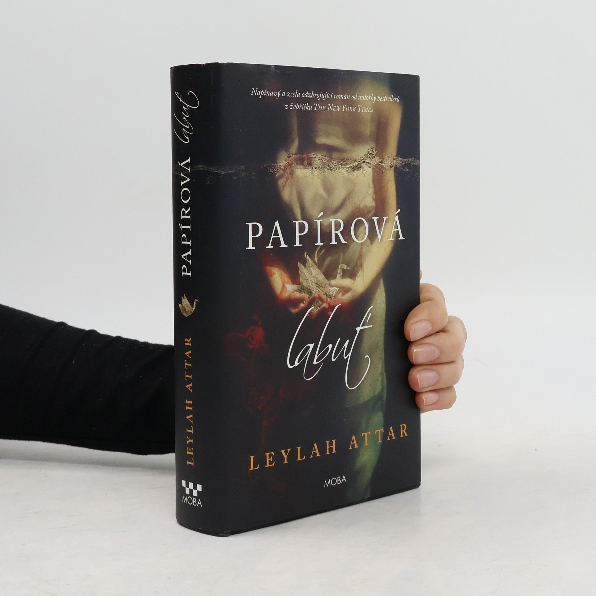 Leylah Attar Papírová labuť