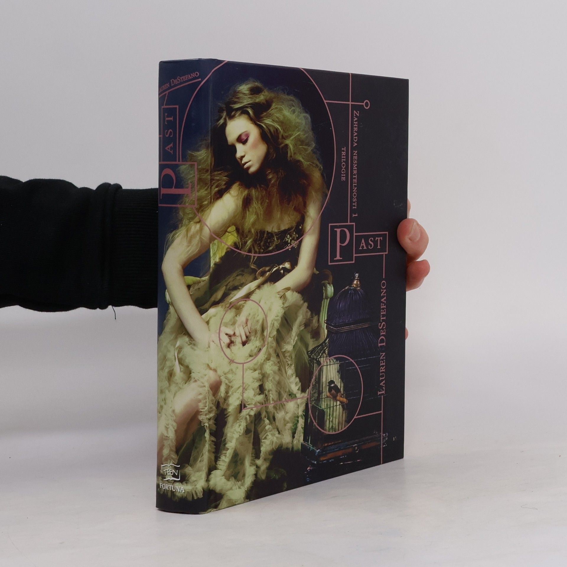 Lauren DeStefano Zahrada nesmrtelnosti 1. Past