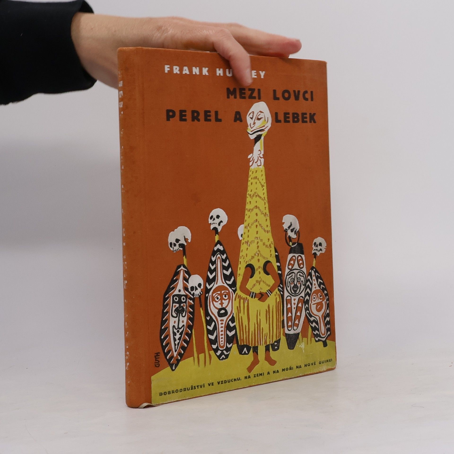 Mezi lovci perel a lebek