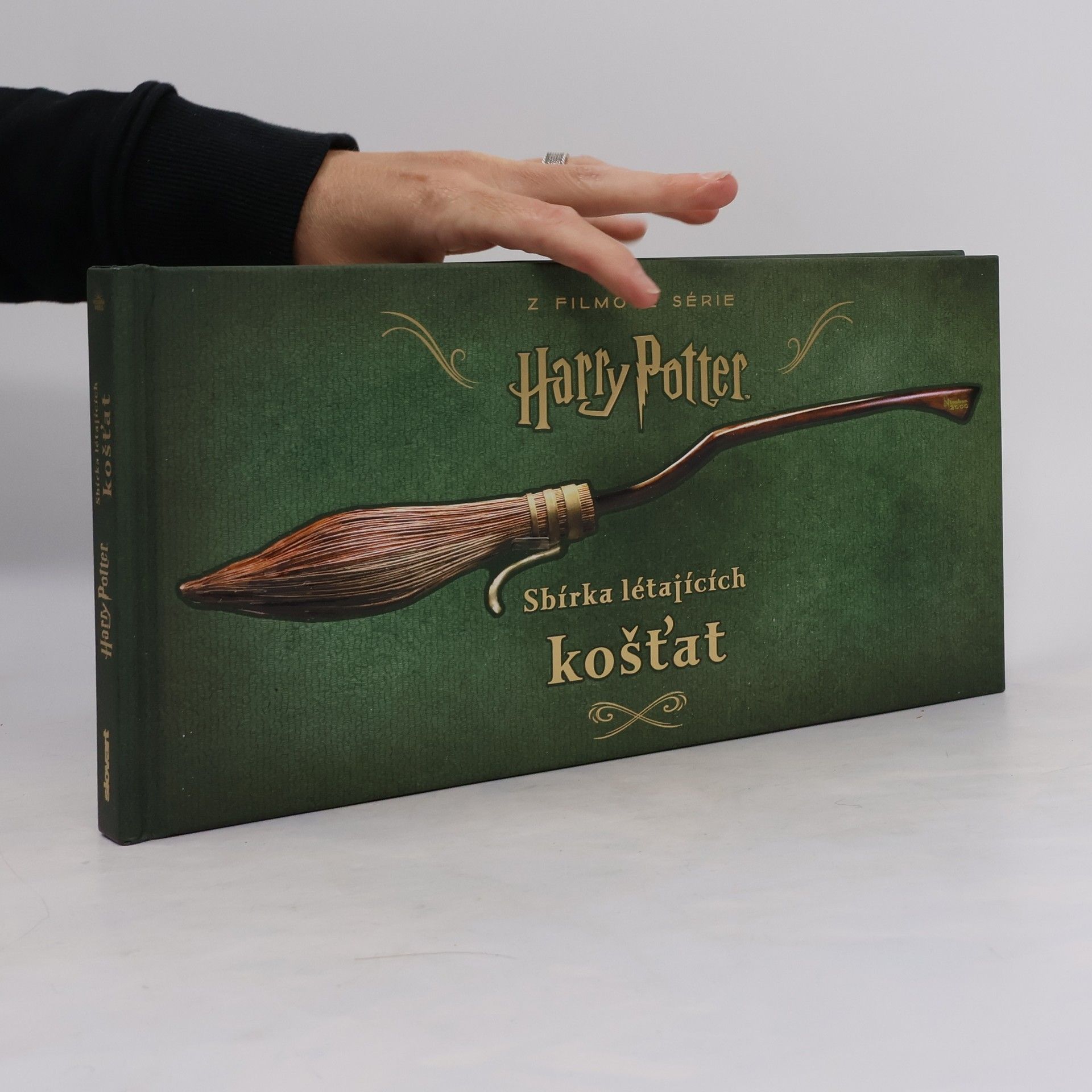 Jody Revenson Sbírka létajících košťat a dalších artefaktů ze světa kouzel