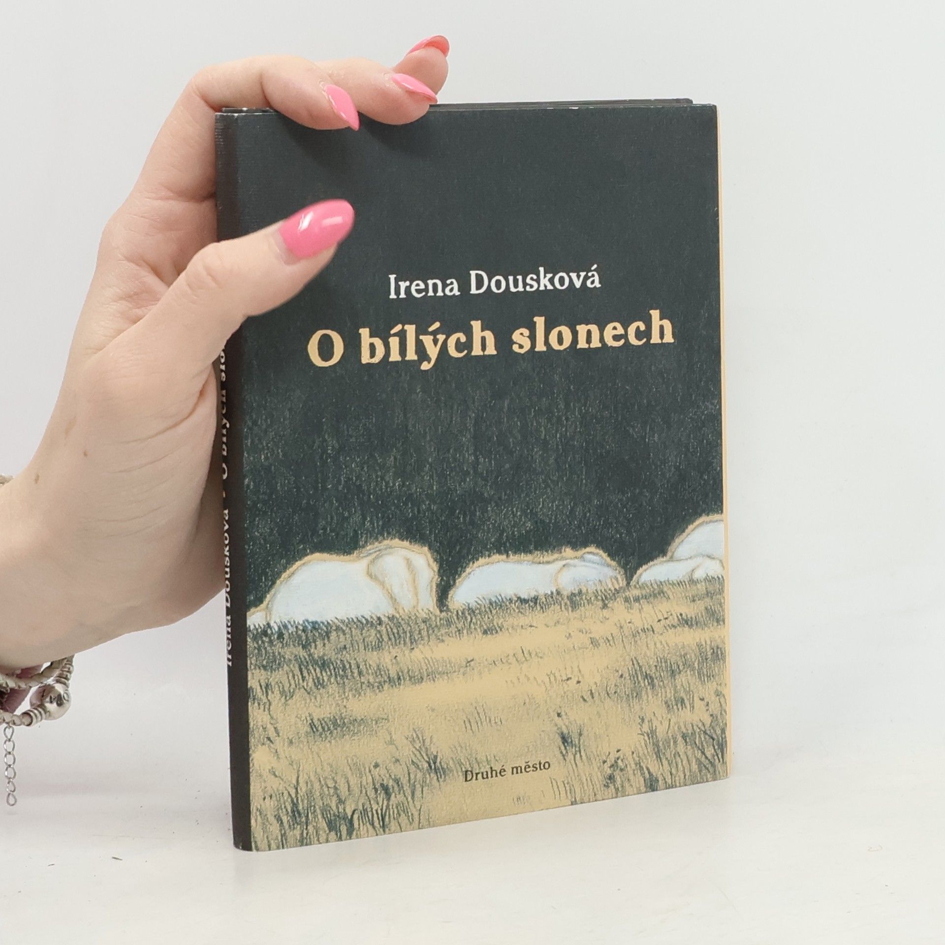 Irena Dousková O bílých slonech