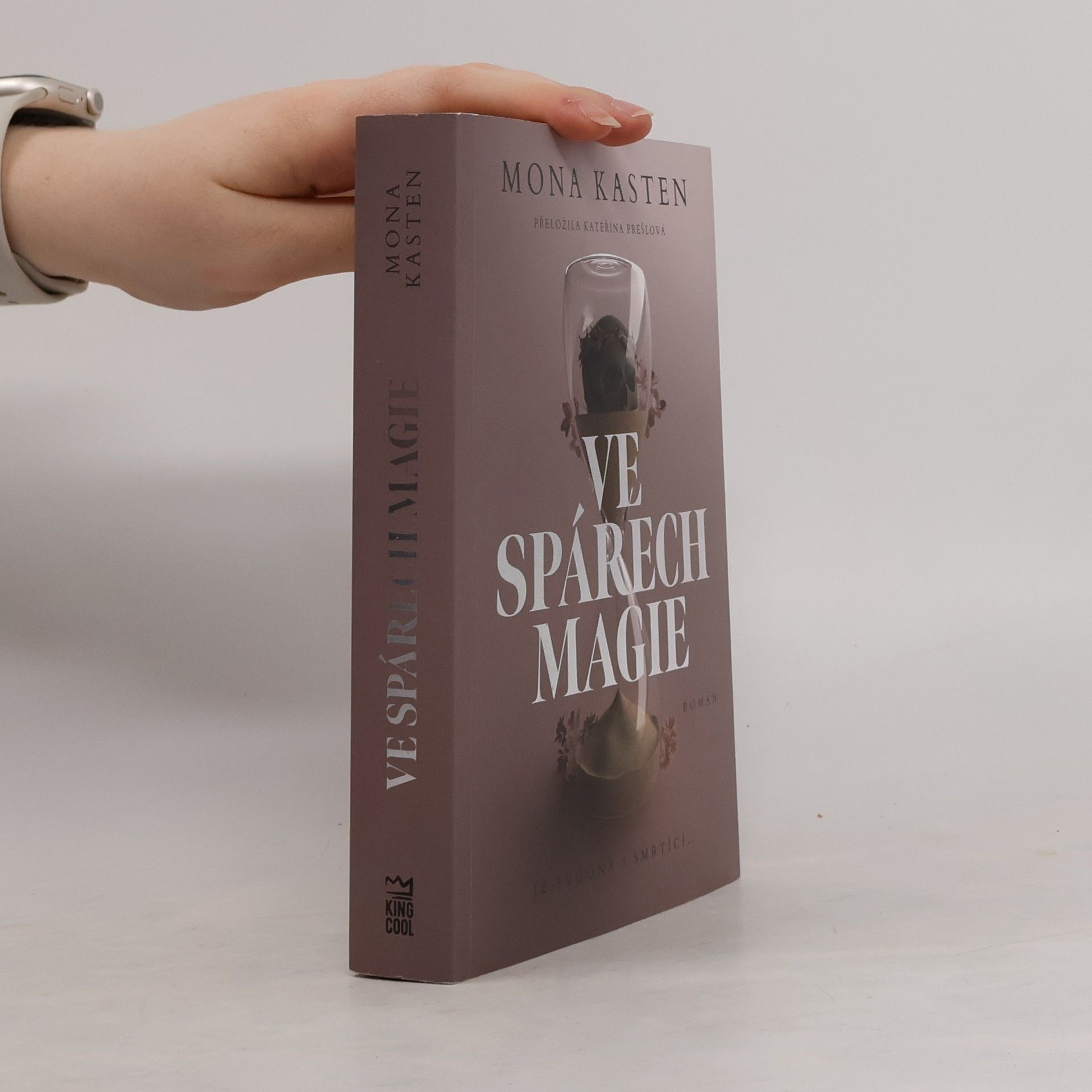 Mona Kasten Ve spárech magie