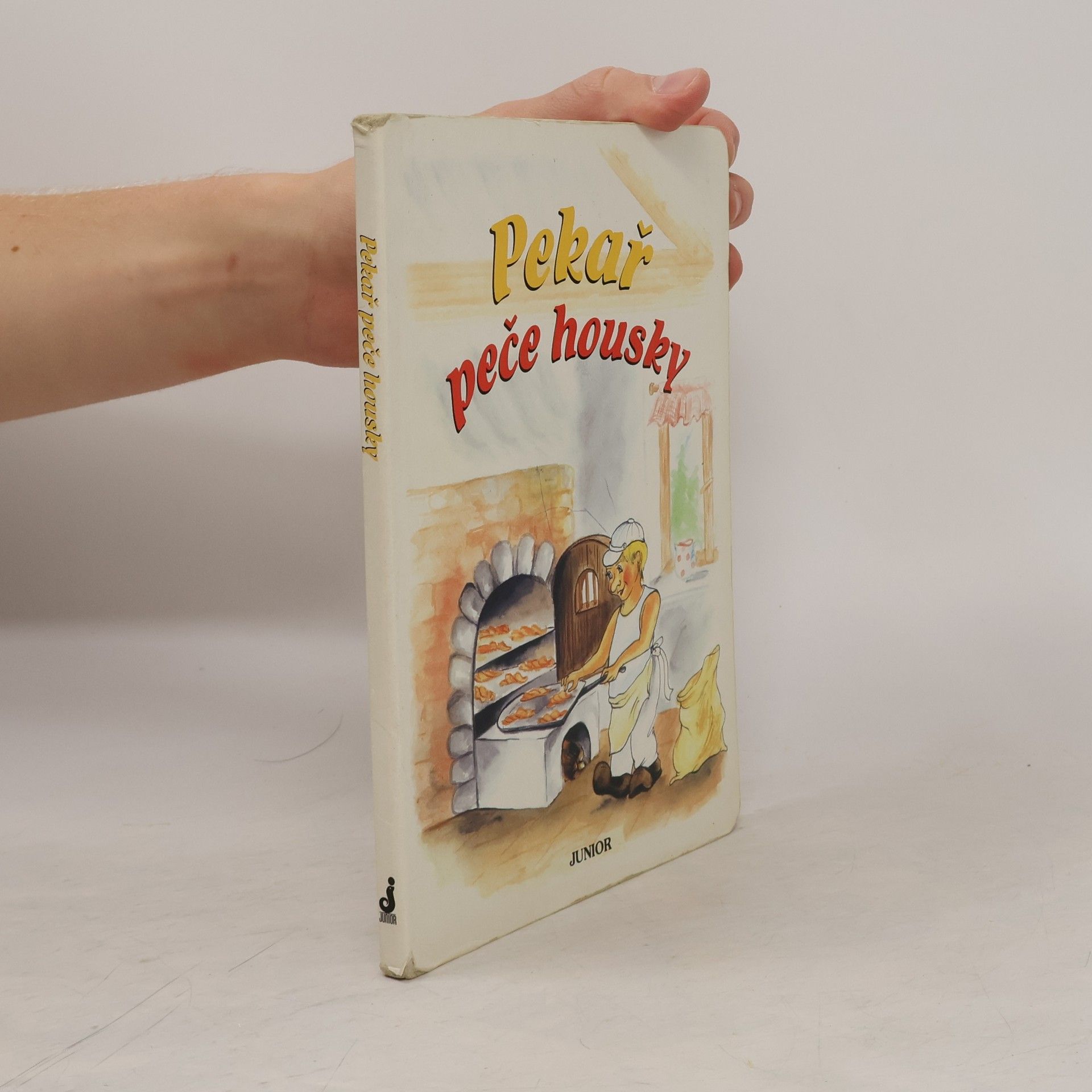Pekař peče housky