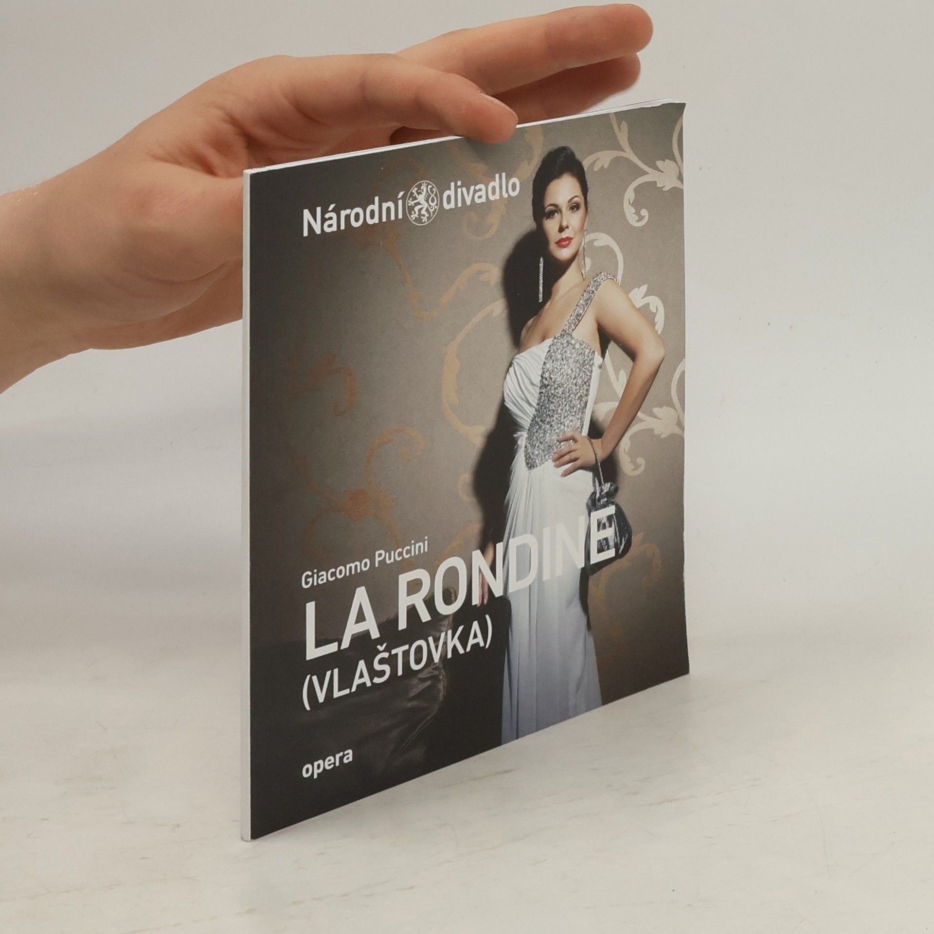Collectif d'auteurs Giacomo Puccini, La Rondine (Vlaštovka) : koncertní provedení 14. a 16. května 2014 ve Státní opeře = concert performance 14 and 16 May 2014 at the State Opera