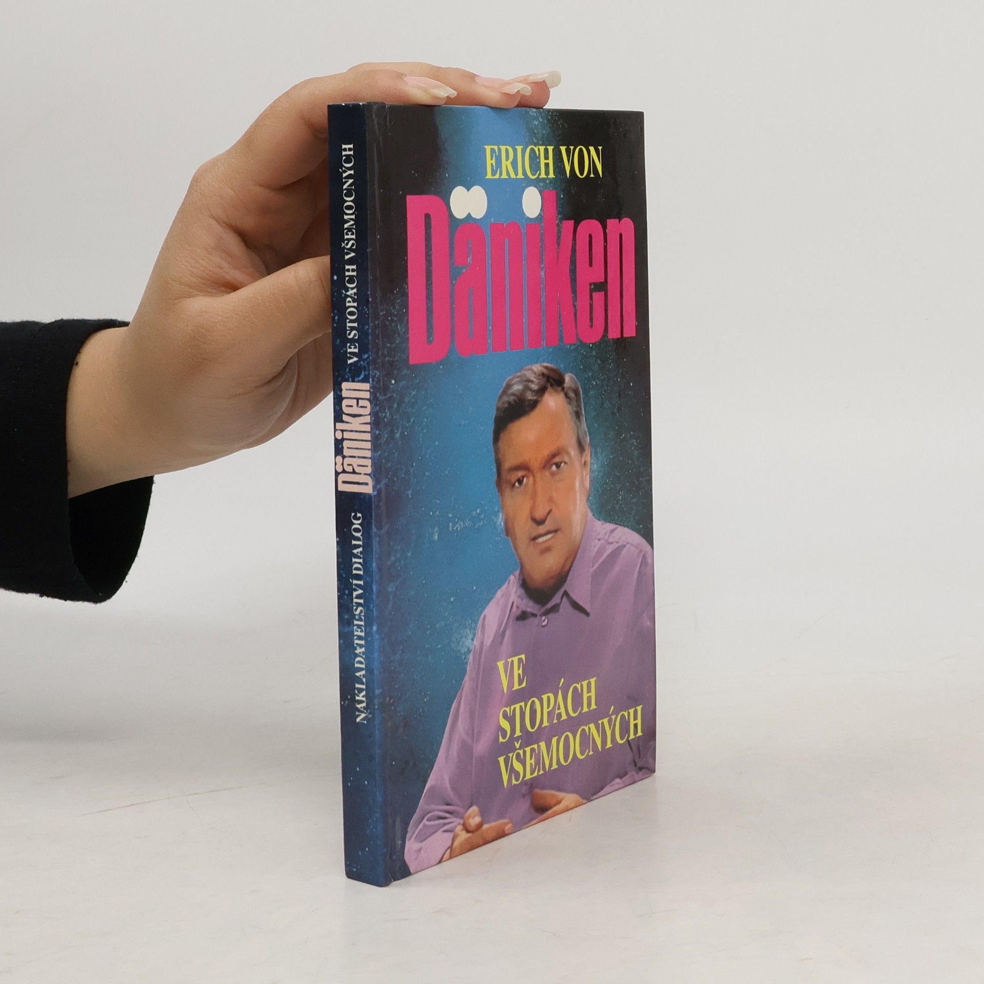 Erich von Däniken Ve stopách všemocných