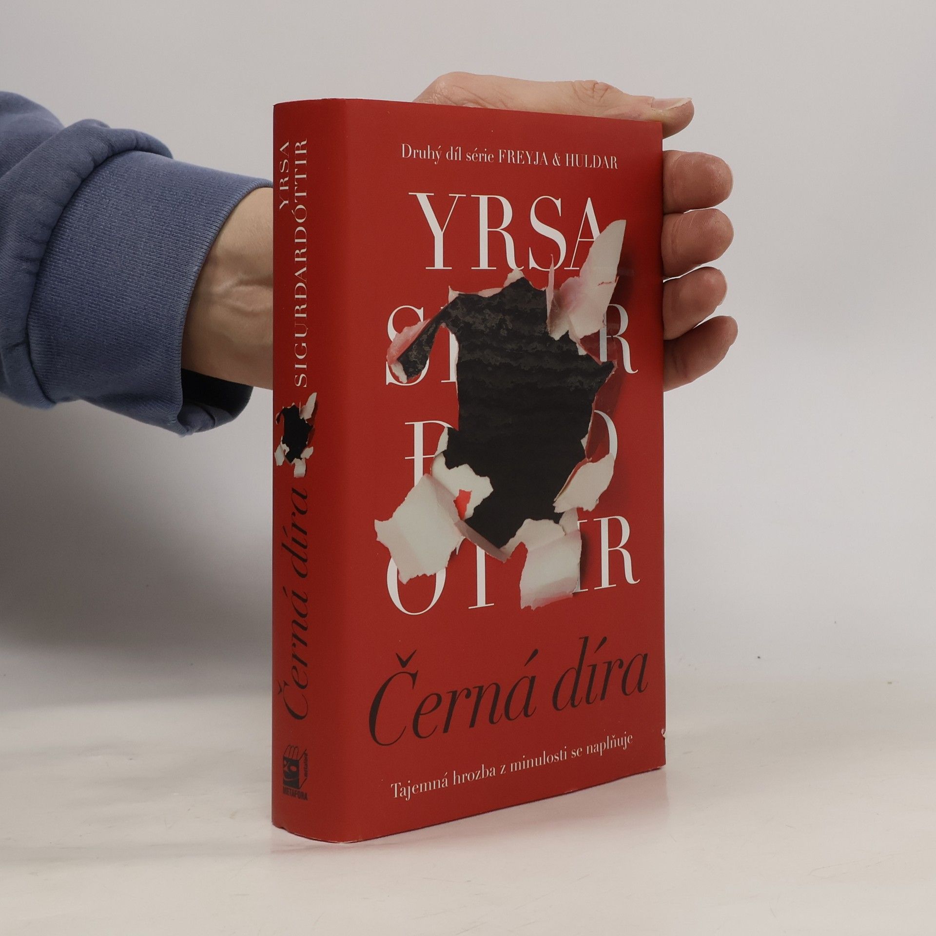 Yrsa Sigurðardóttir Černá díra