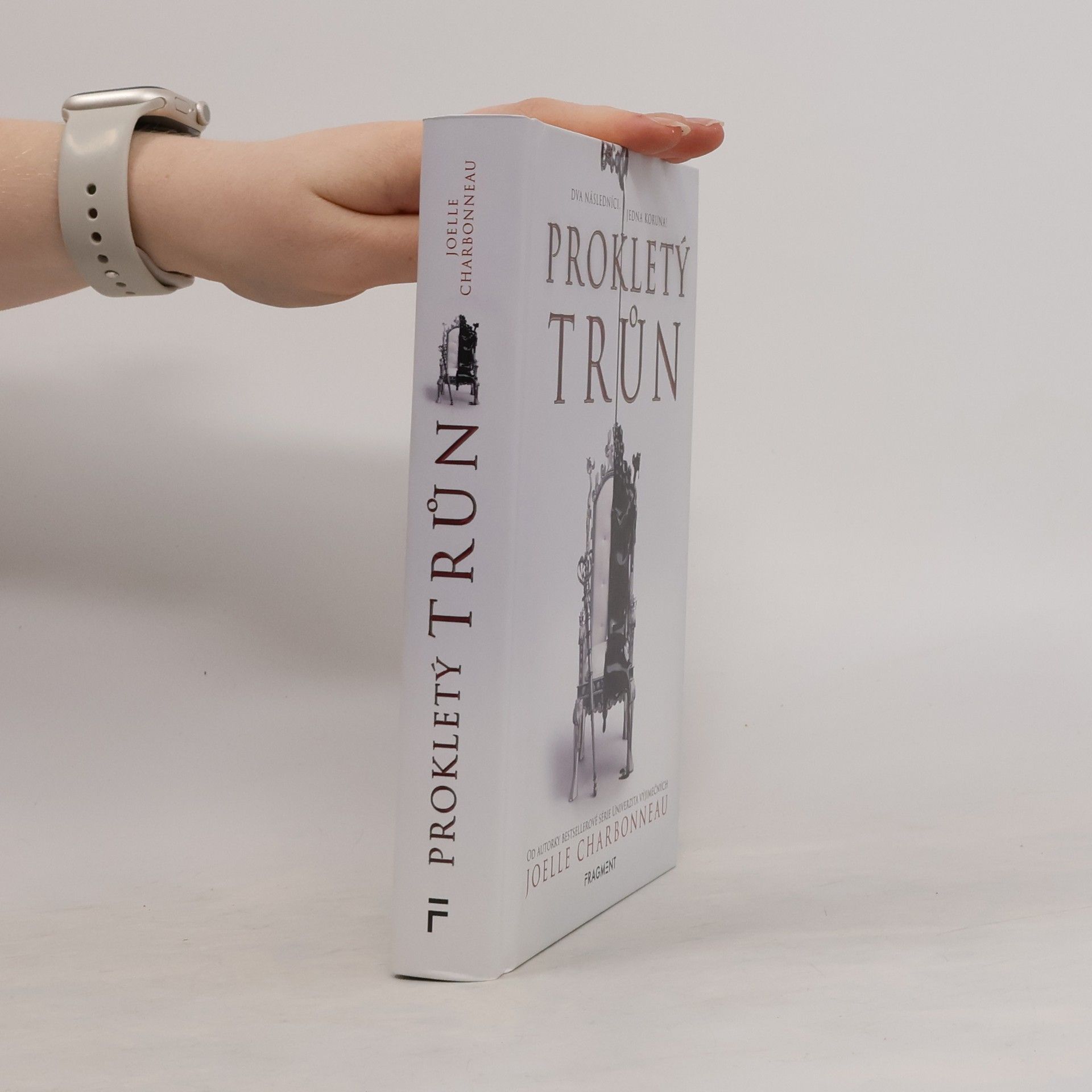 Joelle Charbonneau Prokletý trůn