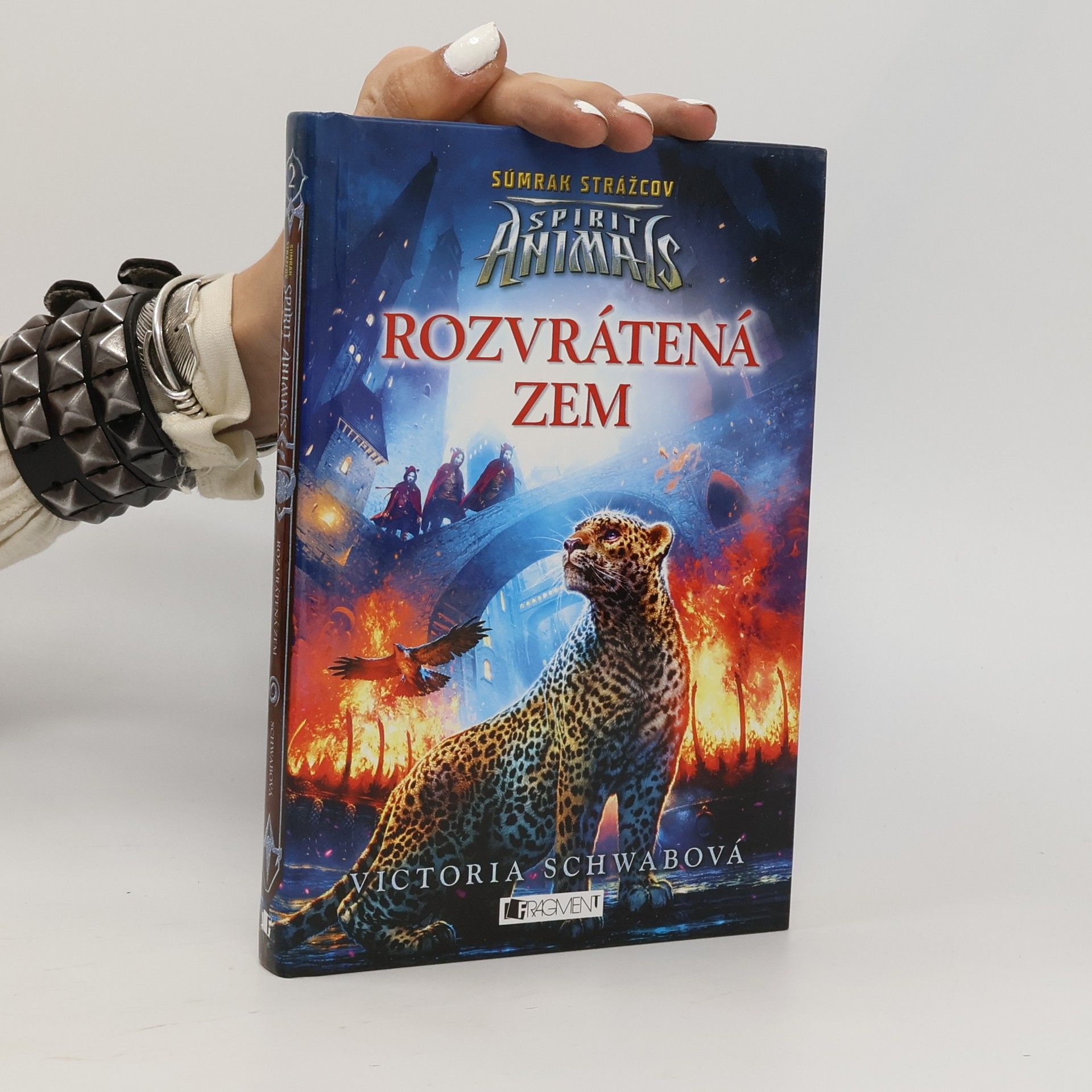Victoria Schwab Rozvrátená zem