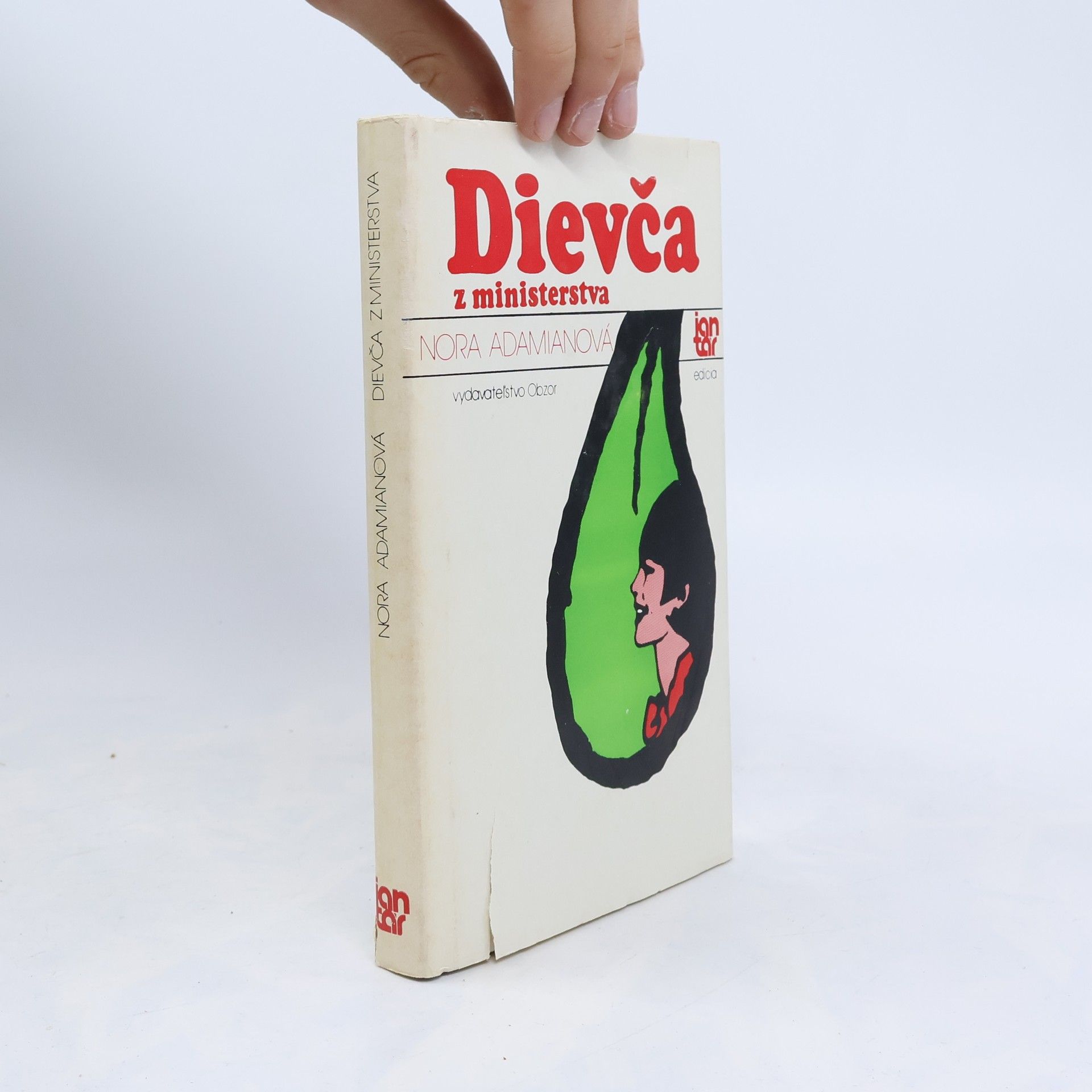 Nora Adamjan Dievča z ministerstva