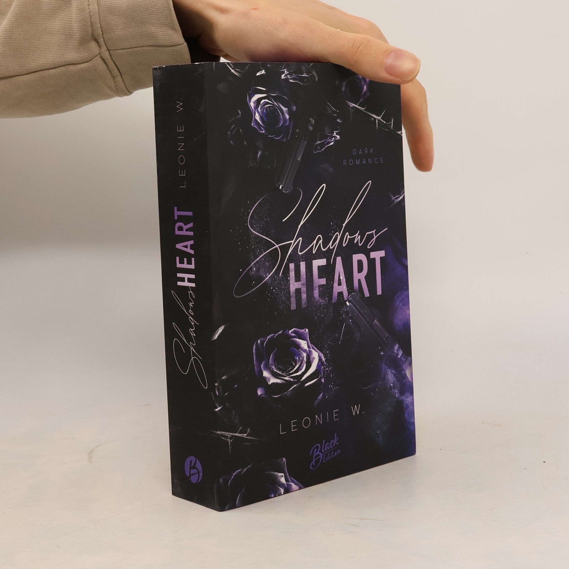 Leonie W. Shadow's Heart