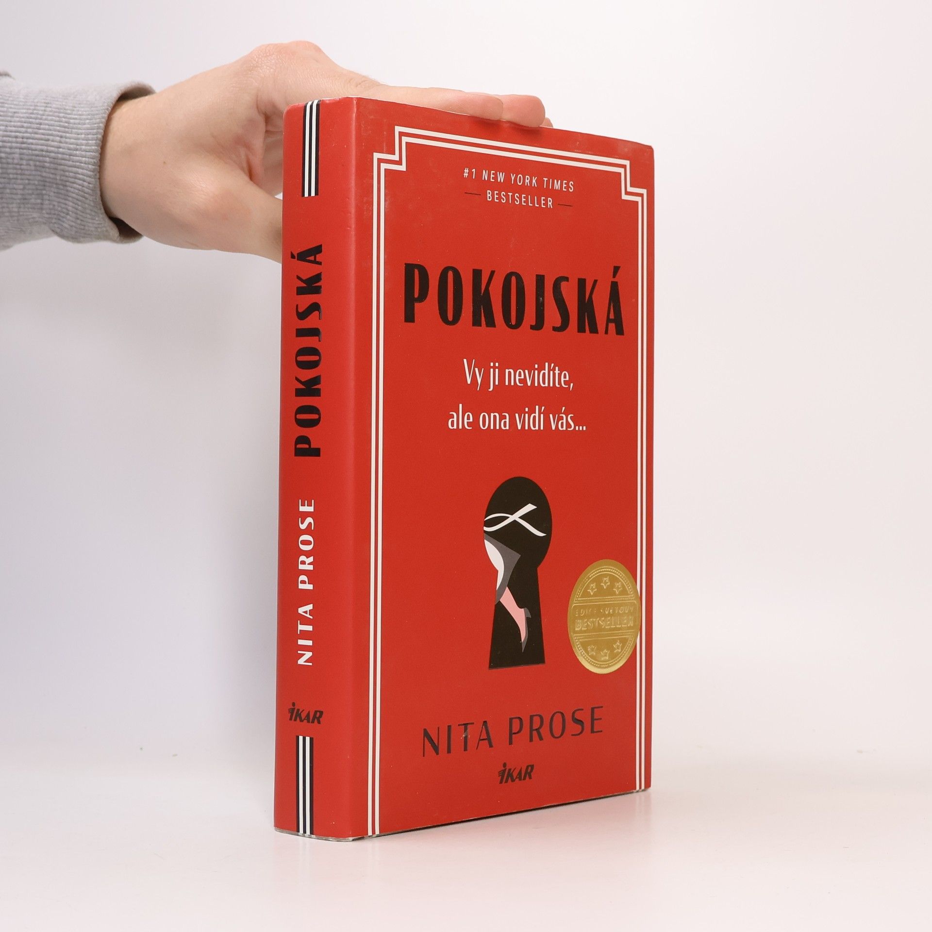 Nita Prose Pokojská: vy ji nevidíte, ale ona vidí vás...