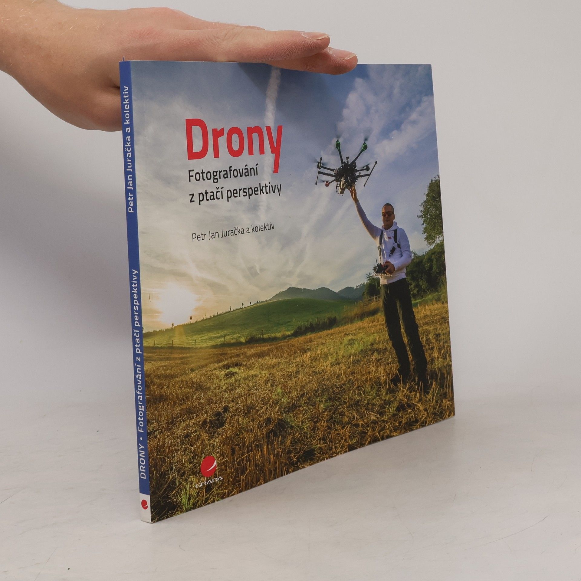 Kolektiv autorů Drony - fotografování z ptačí perspektivy: Co všechno potřebujete vědět o dronech a jejich využití pro leteckou fotografii a video