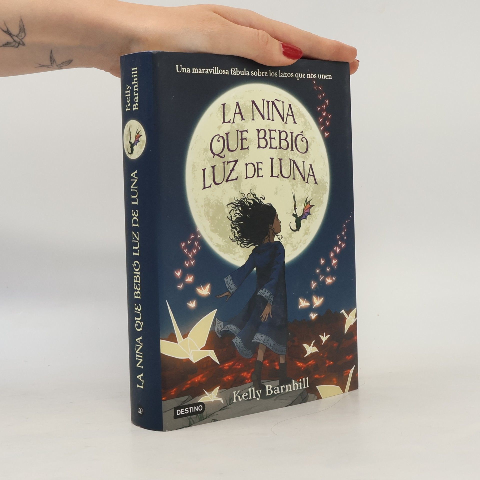 Kelly Barnhill La niña que bebió luz de luna