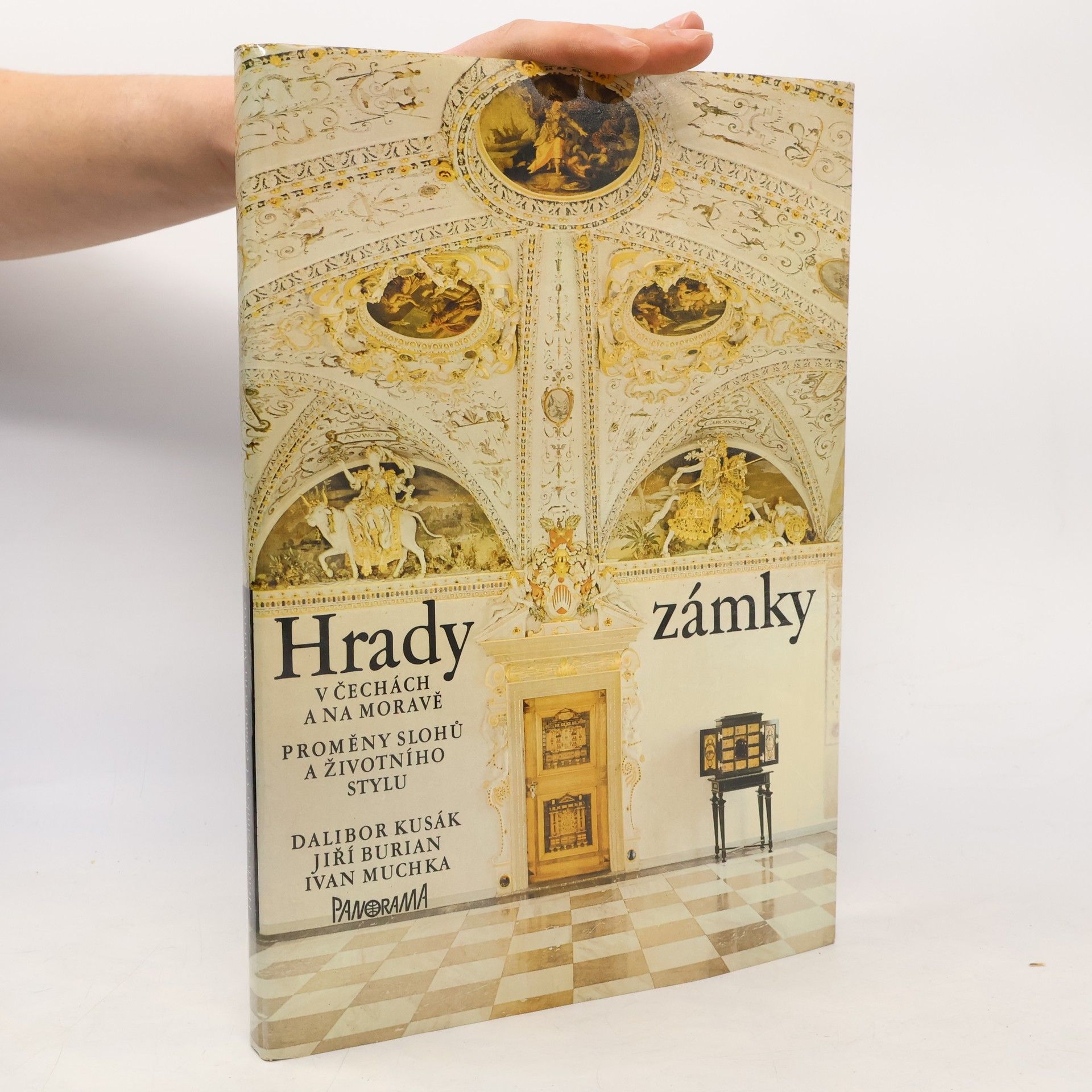 Hrady a zámky v Čechách a na Moravě. Proměny slohů a životního stylu
