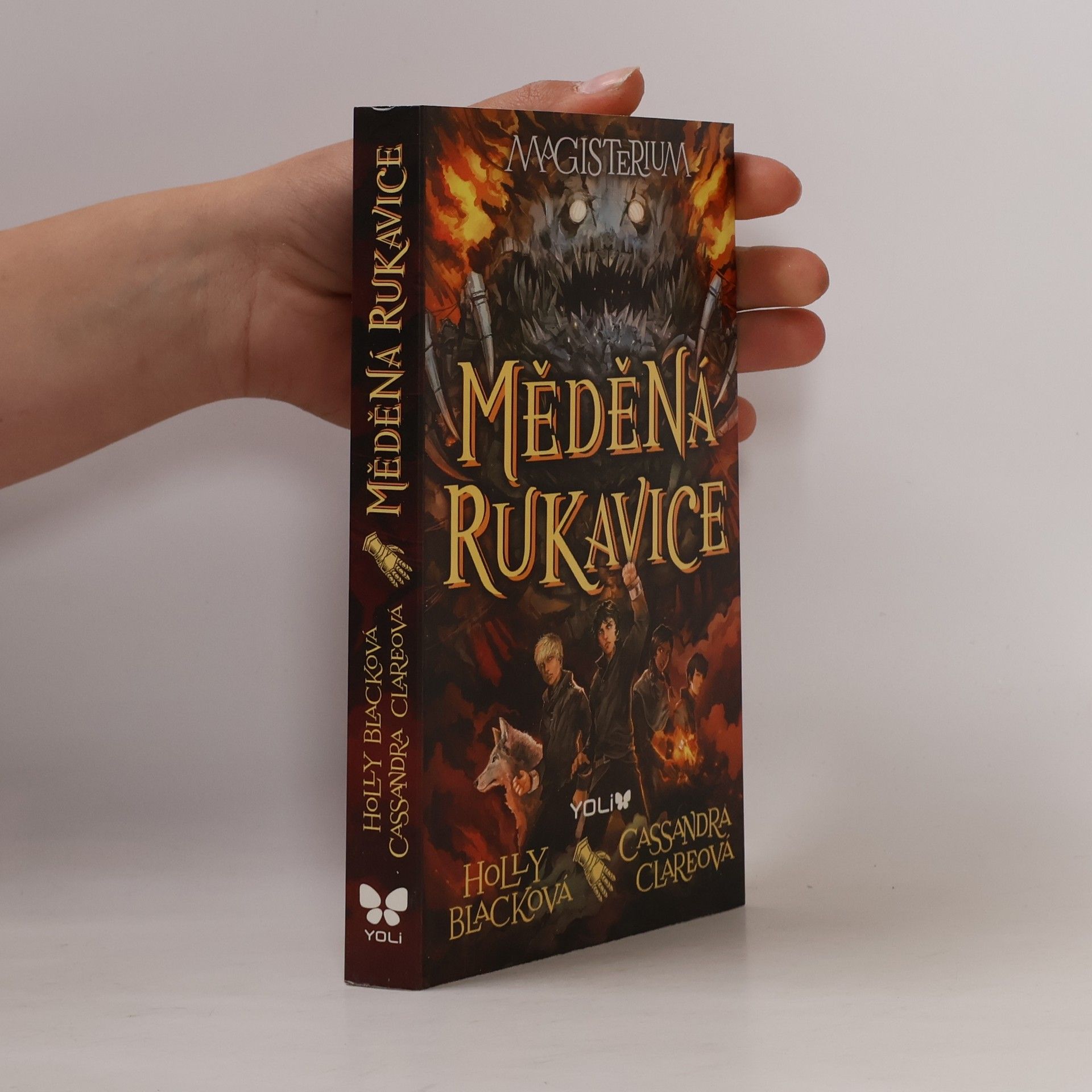 Holly Black Magisterium. Měděná rukavice.