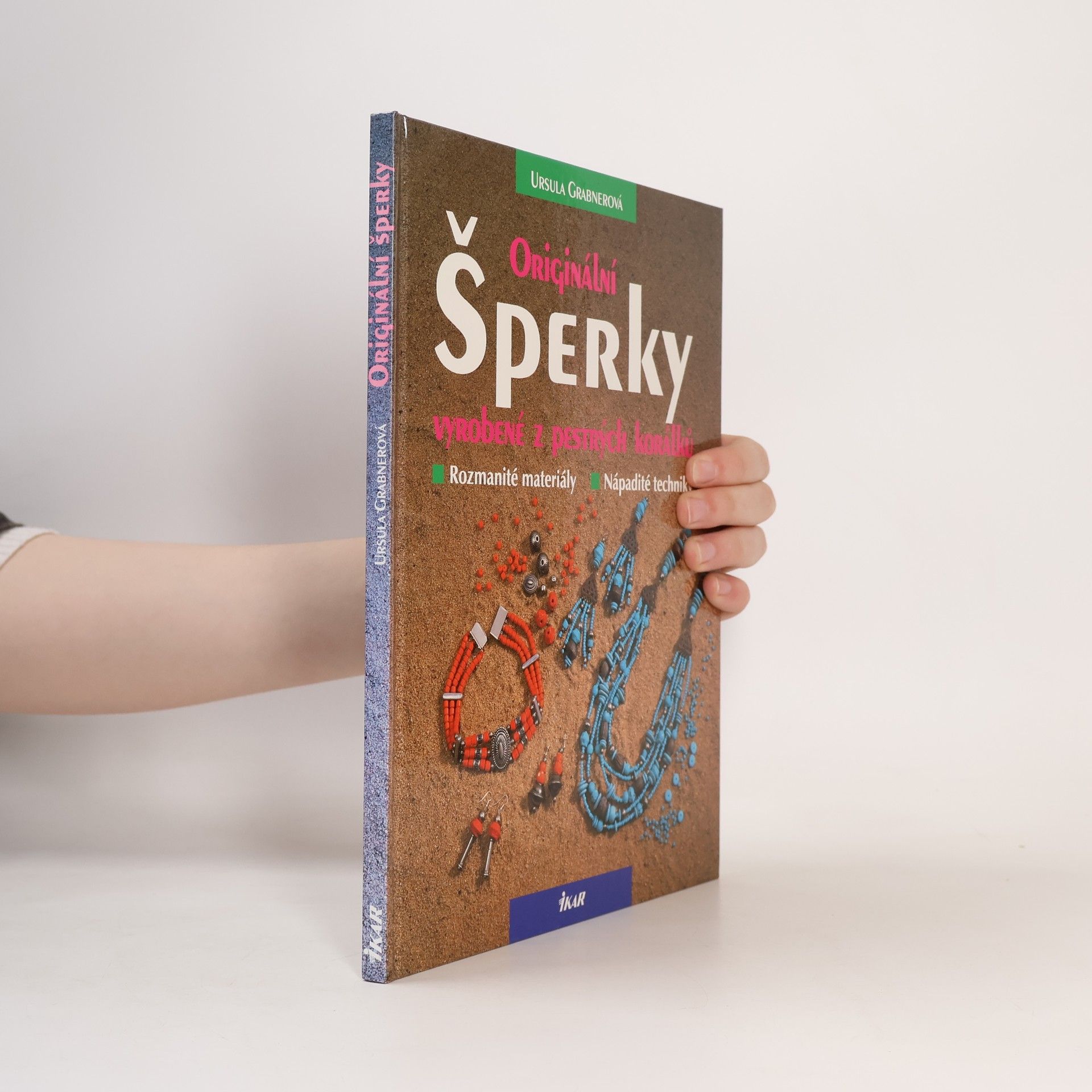 Jarmila Doubravová Originální šperky vyrobené z pestrých korálků.