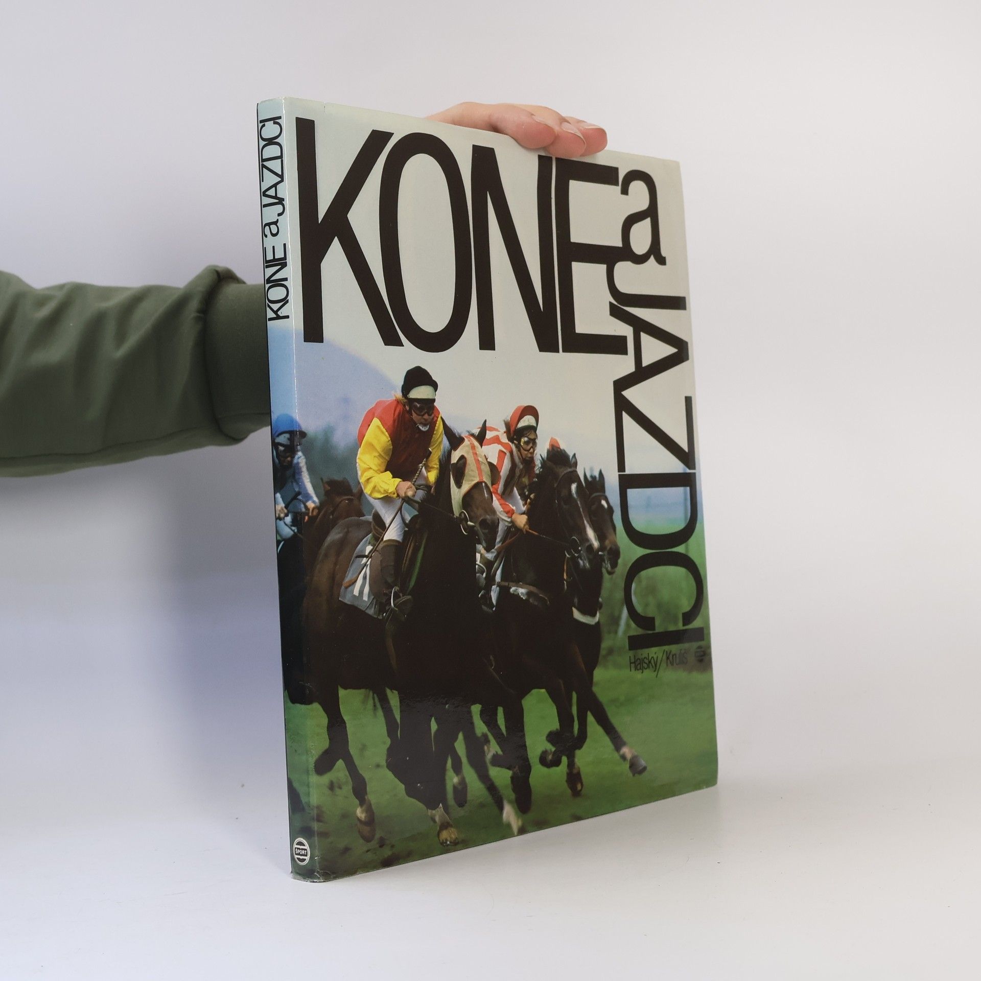Kone a jazdci