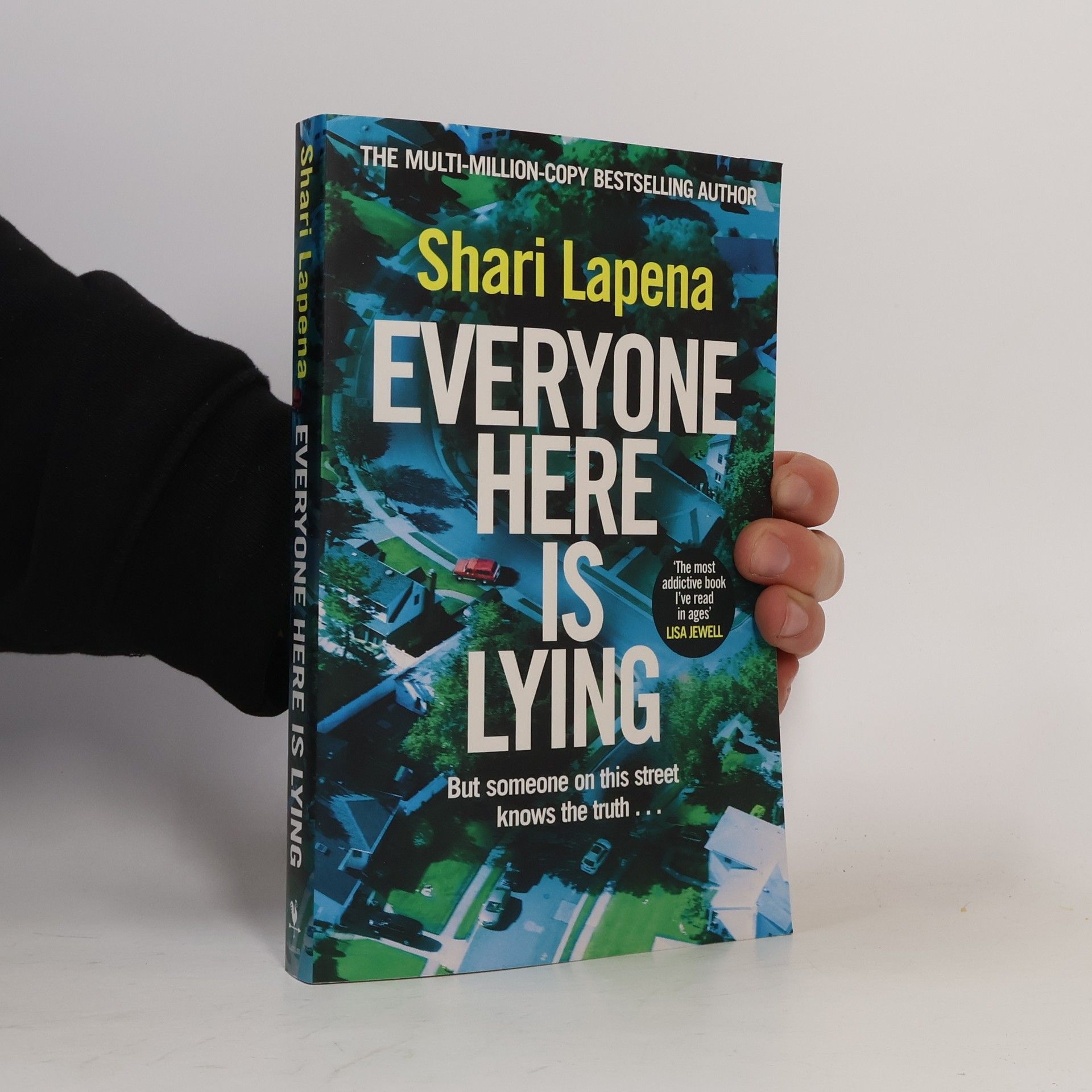 Shari Lapena Everyone Here Is Lying