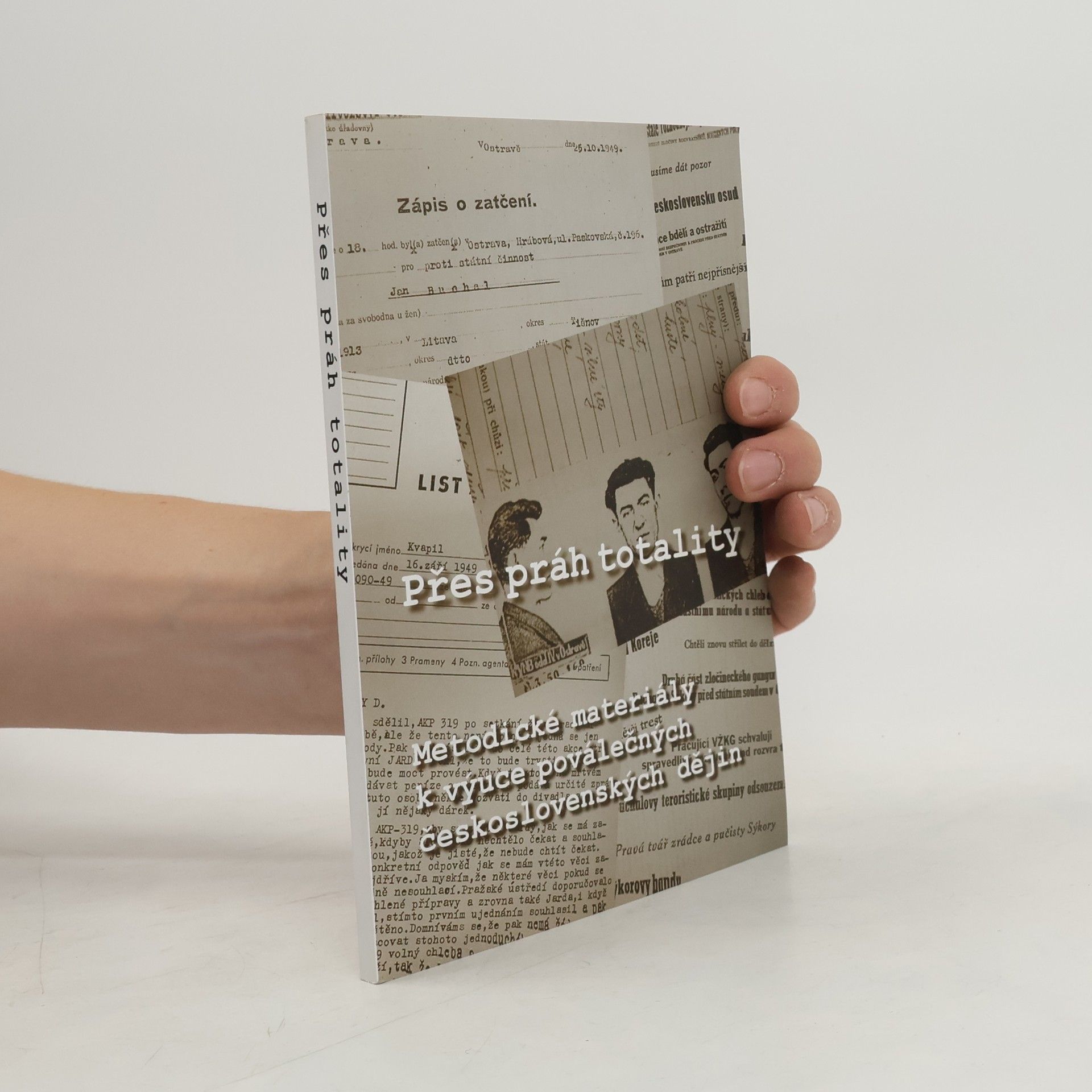 Collectif d'auteurs Přes práh totality