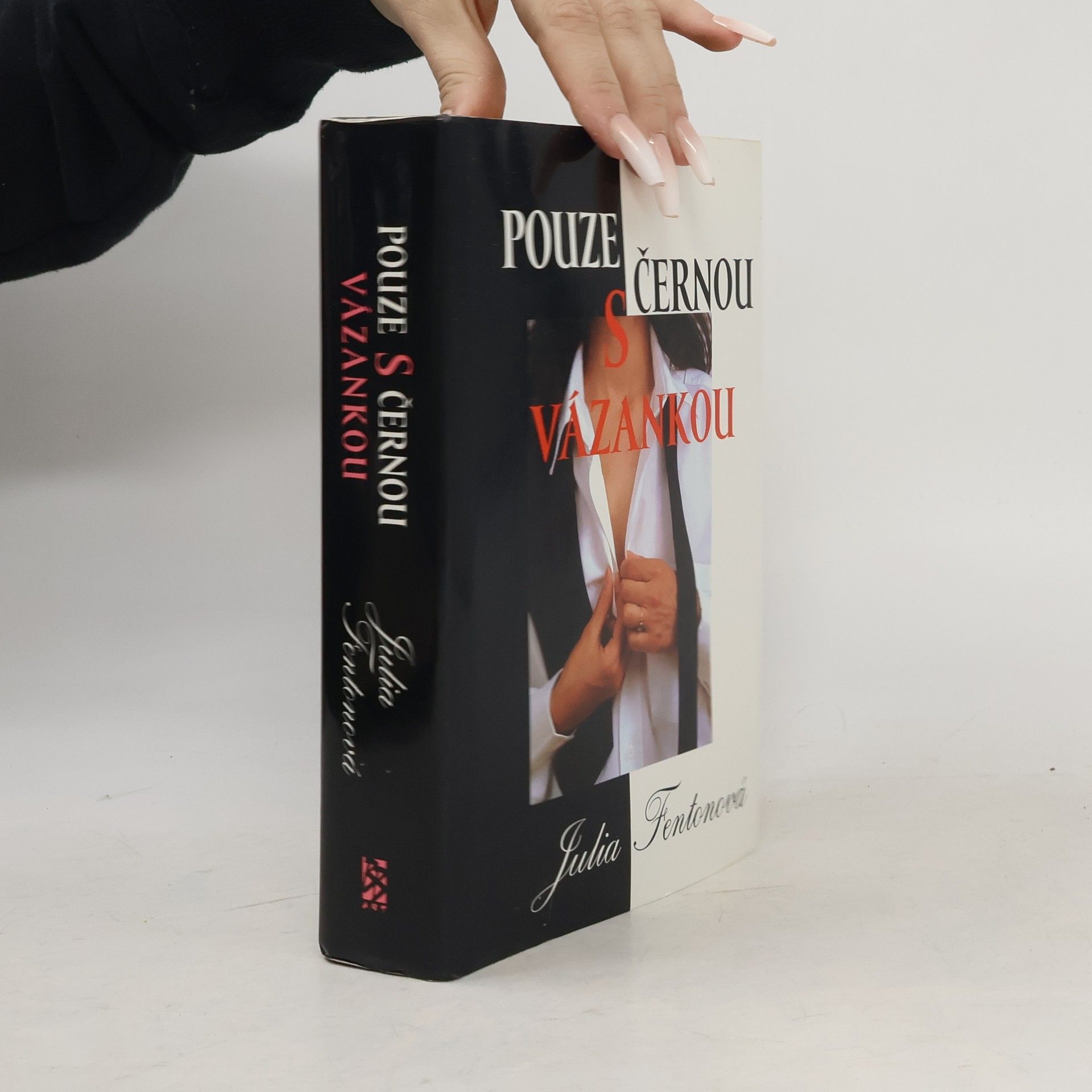 Julia Fenton Pouze s černou vázankou
