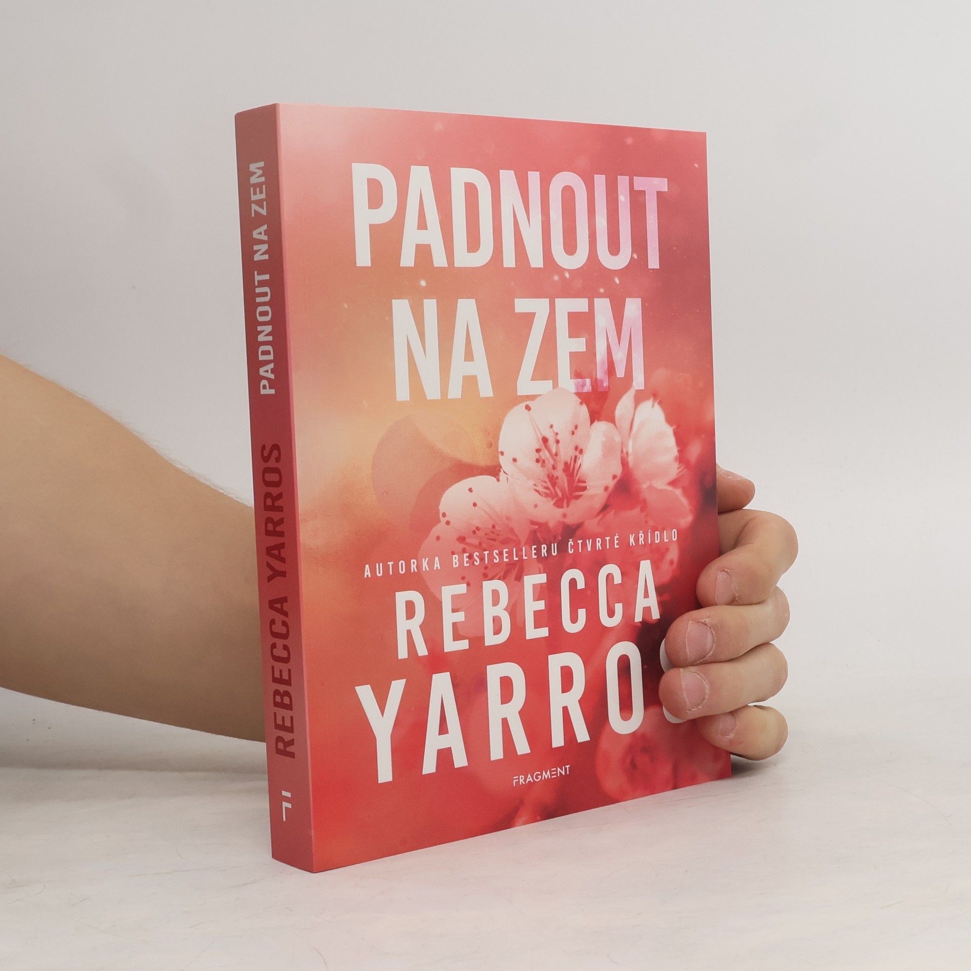 Rebecca Yarros Padnout na zem