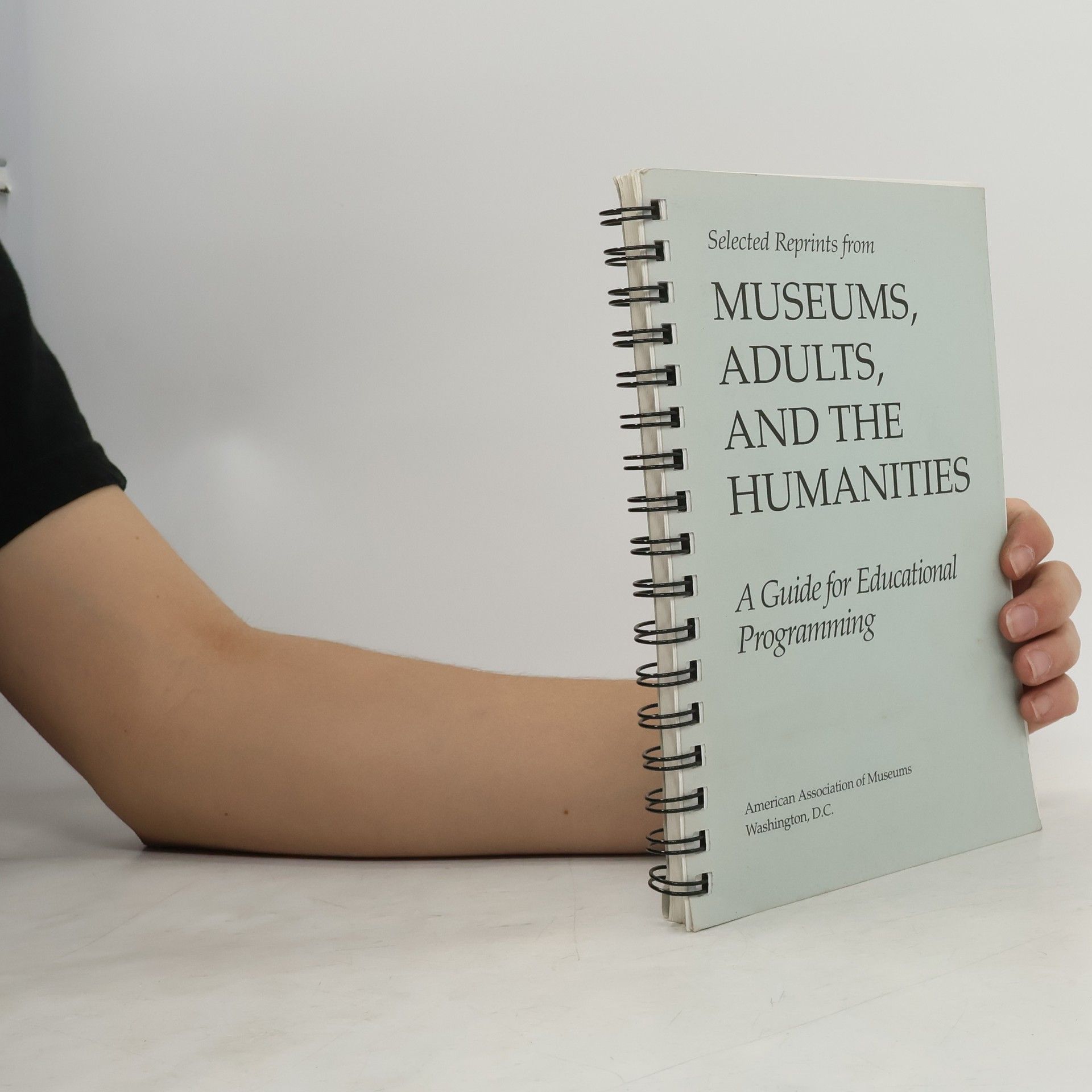 Collectif d'auteurs Museums, adults, and the humanities : a guide for educational programming