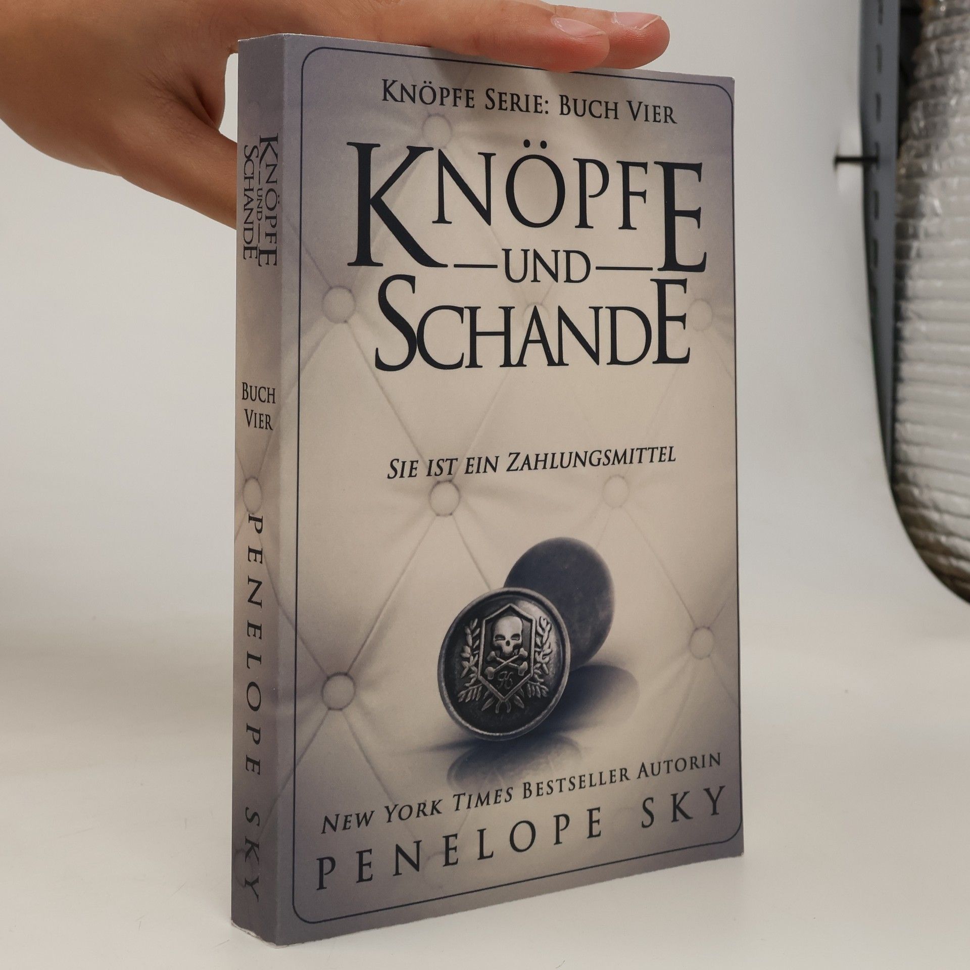 Penelope Sky Knopfe und Schande