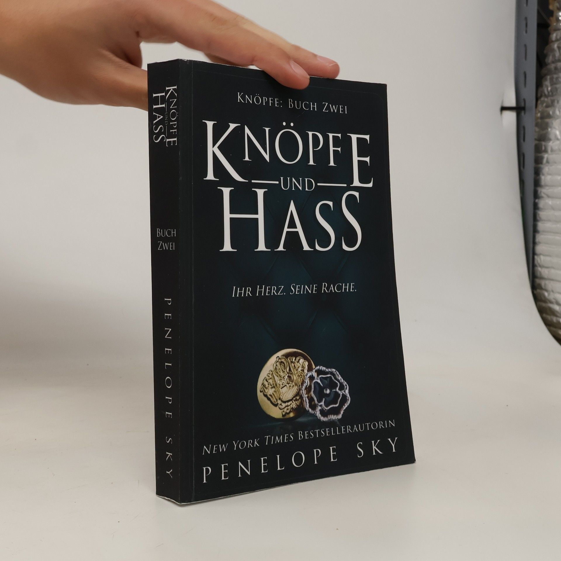 Penelope Sky Knöpfe und Hass