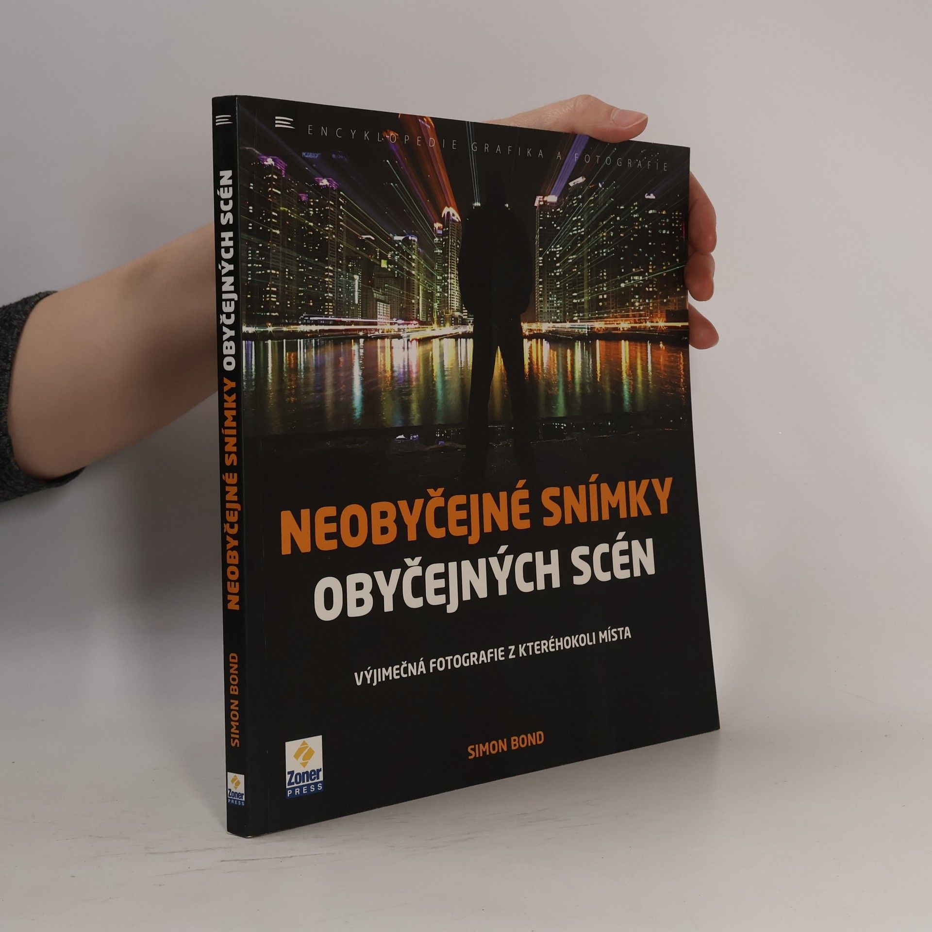 Simon Bond Neobyčejné snímky obyčejných scén