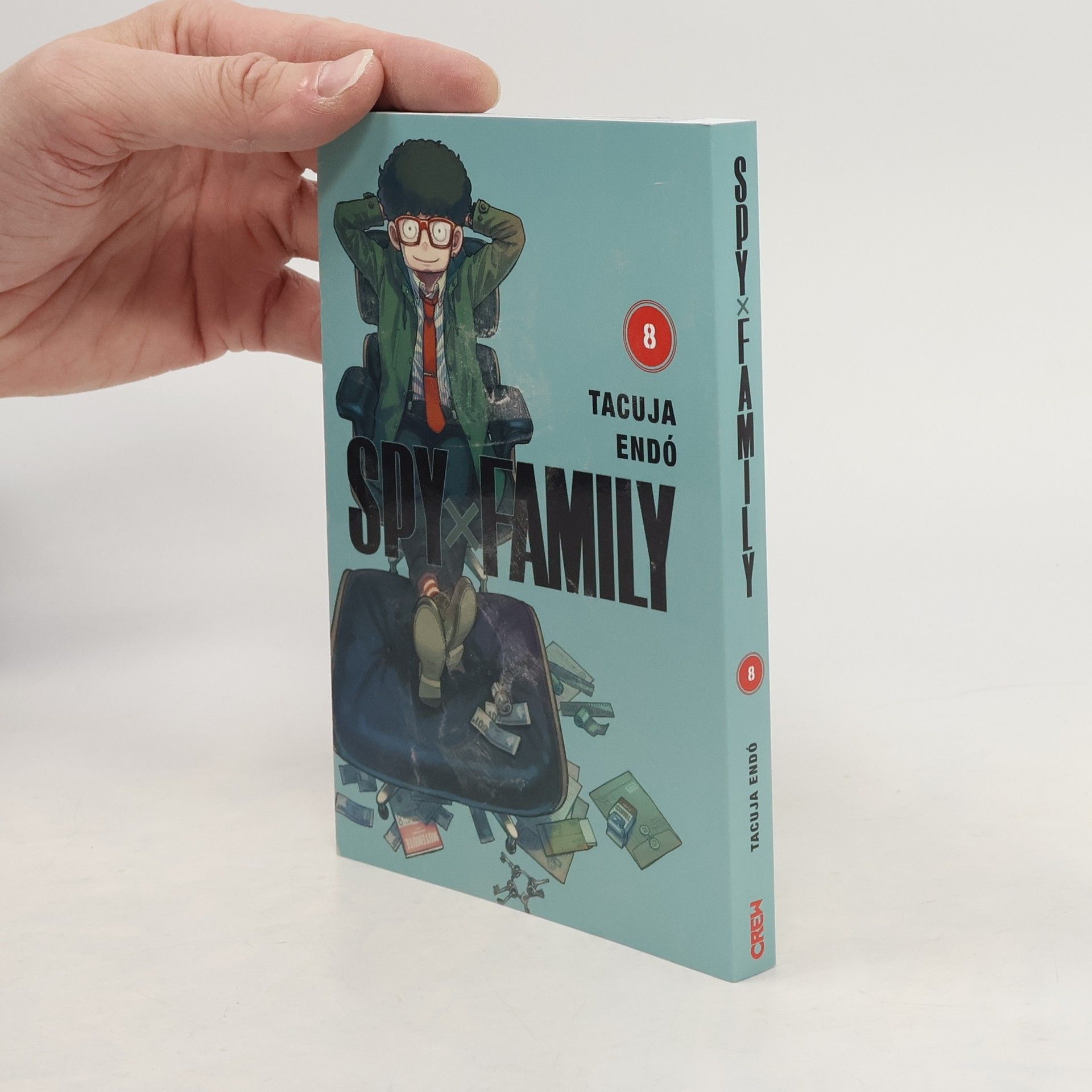 Tacuja Endó Spy x Family. 8