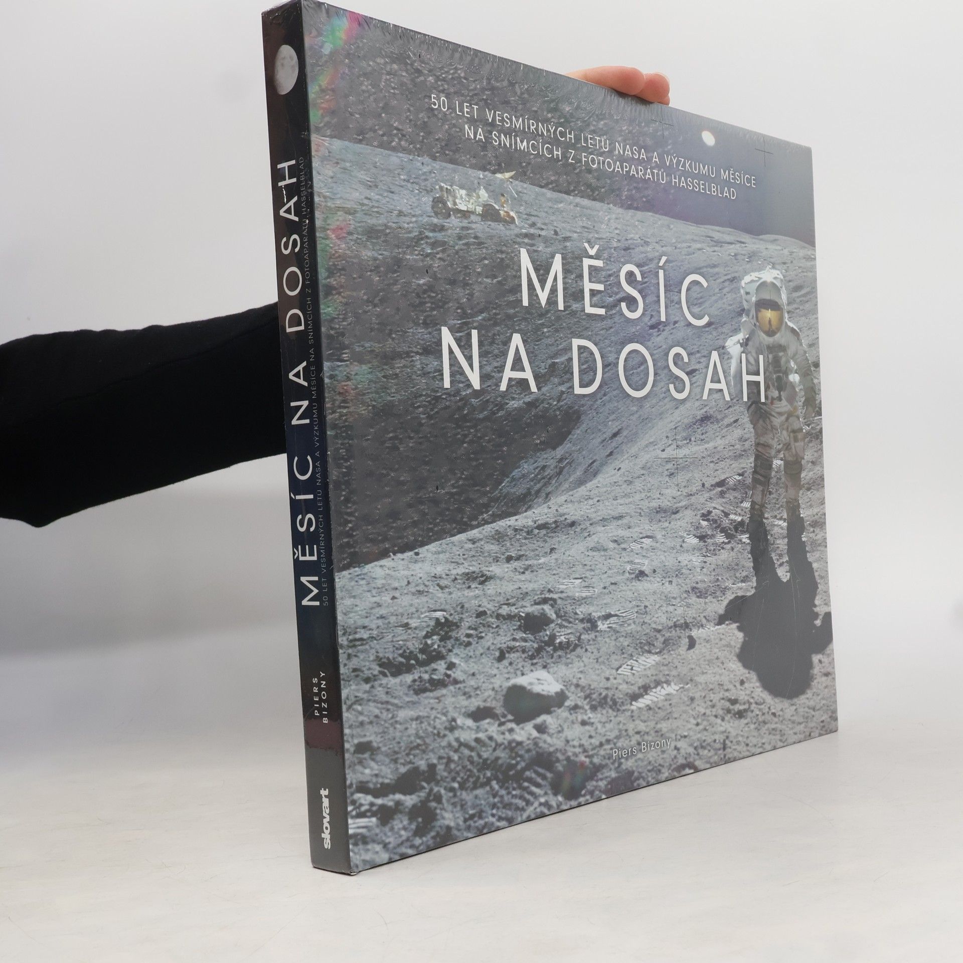Piers Bizony Měsíc na dosah - 50 let vesmírných letů NASA a výzkumu Měsíce na snímcích z fotoaparátů Hasselblad