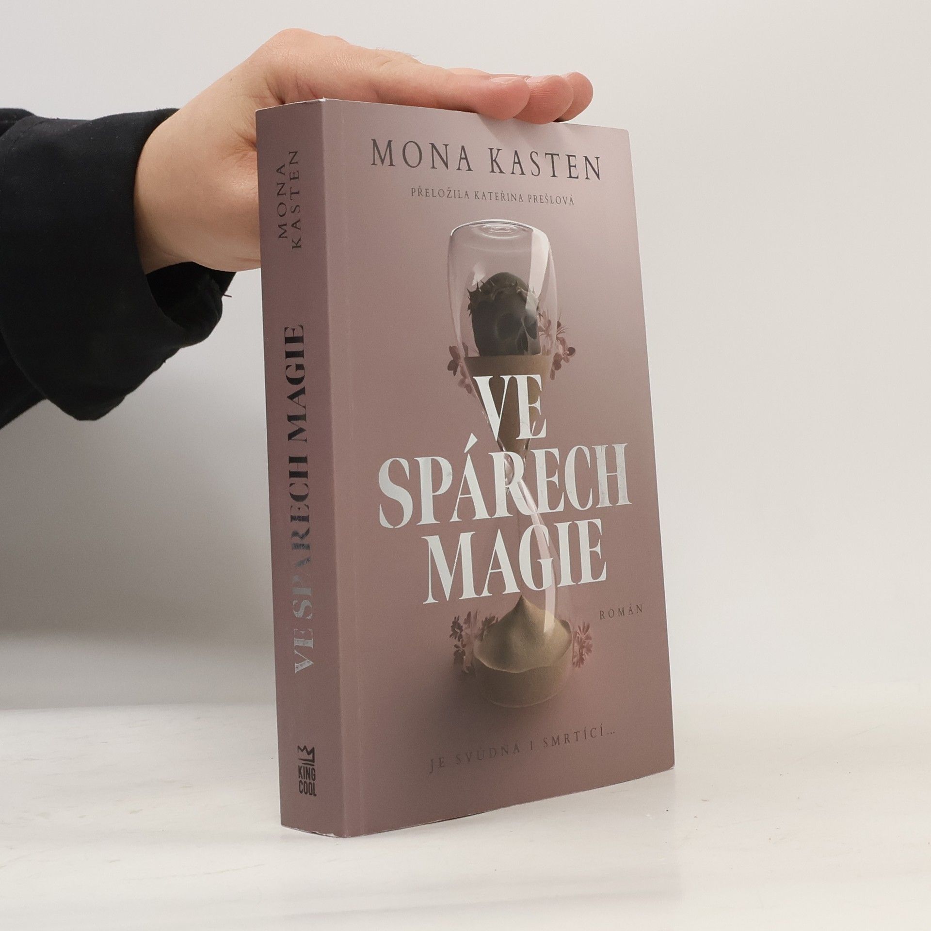 Mona Kasten Ve spárech magie