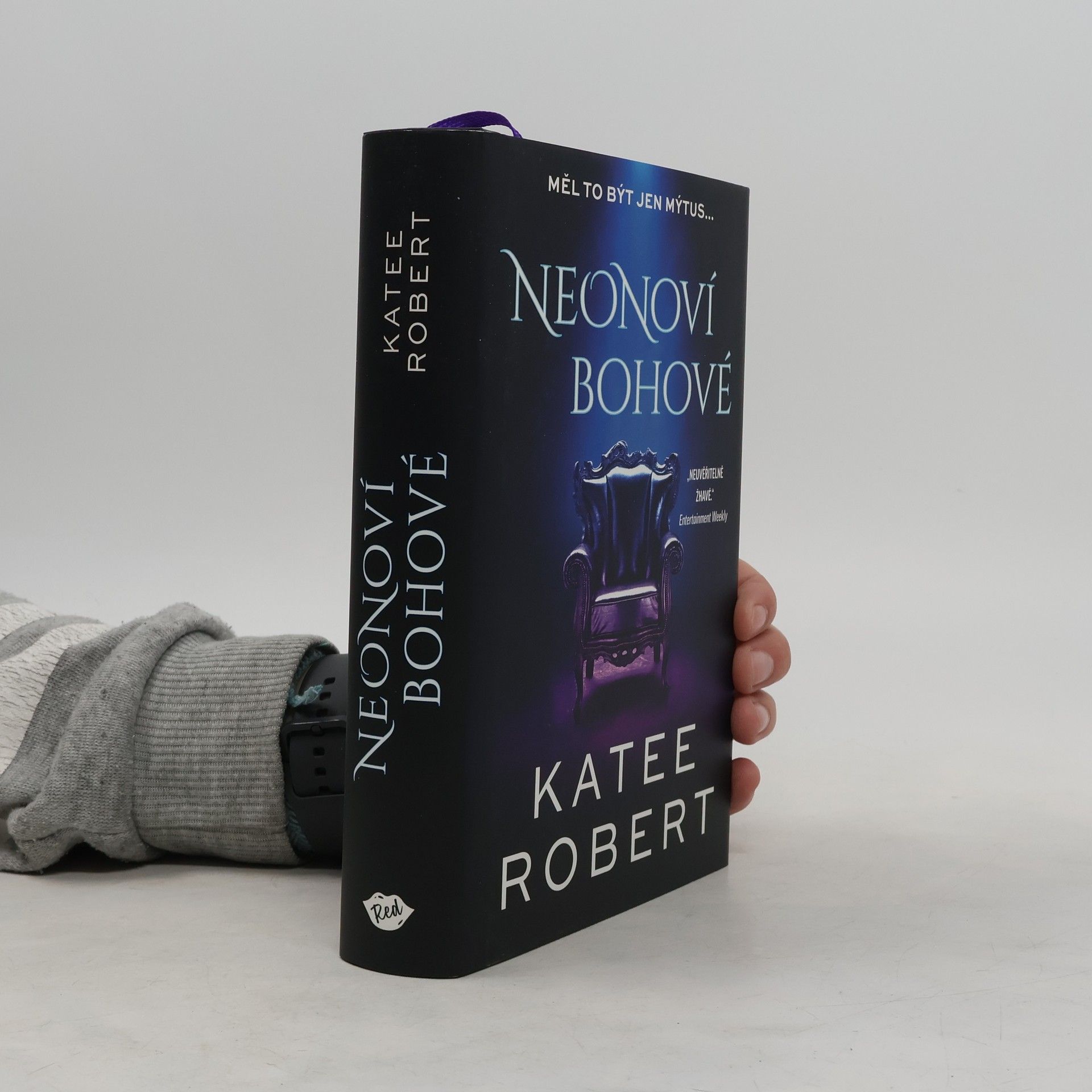 Katee Robert Neonoví bohové