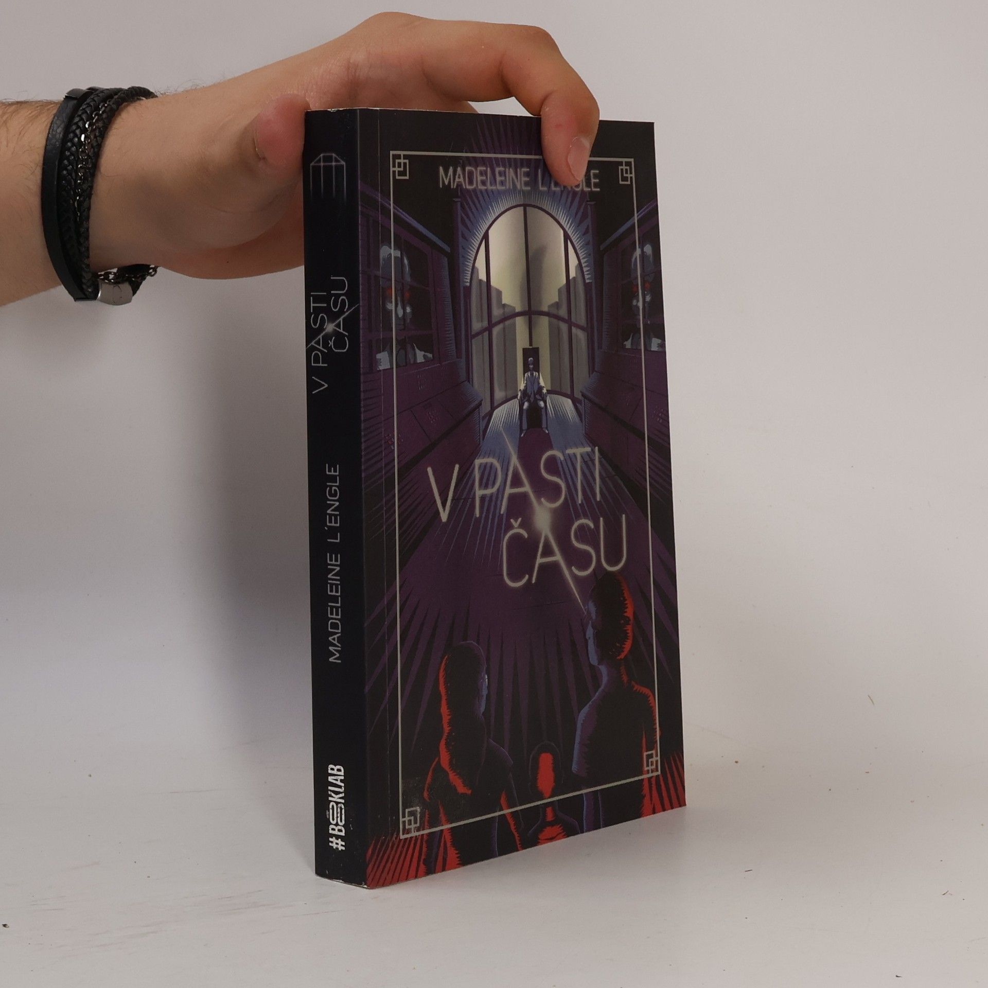 Madeleine L'Engle V pasti času