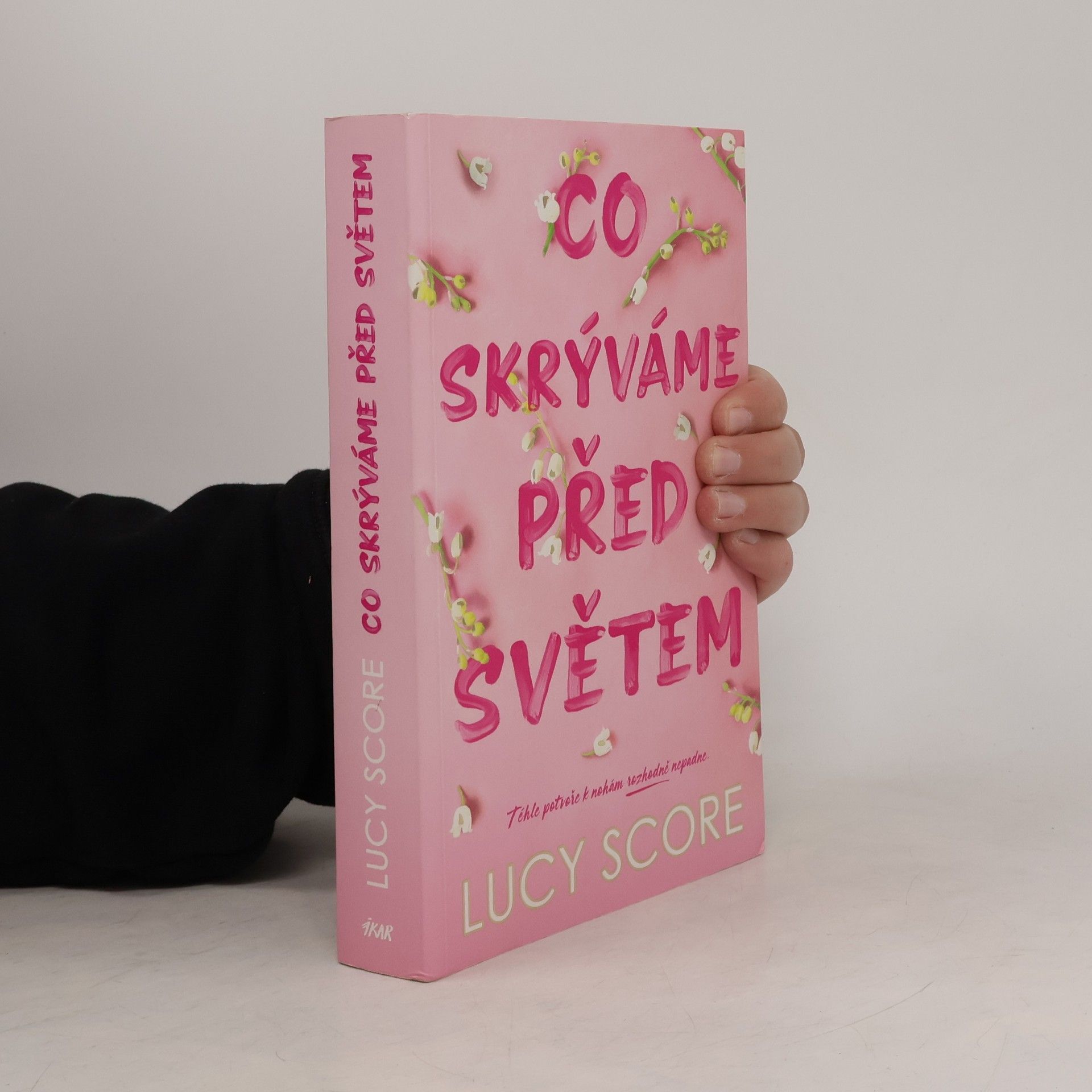 Lucy Score Co skrýváme před světem