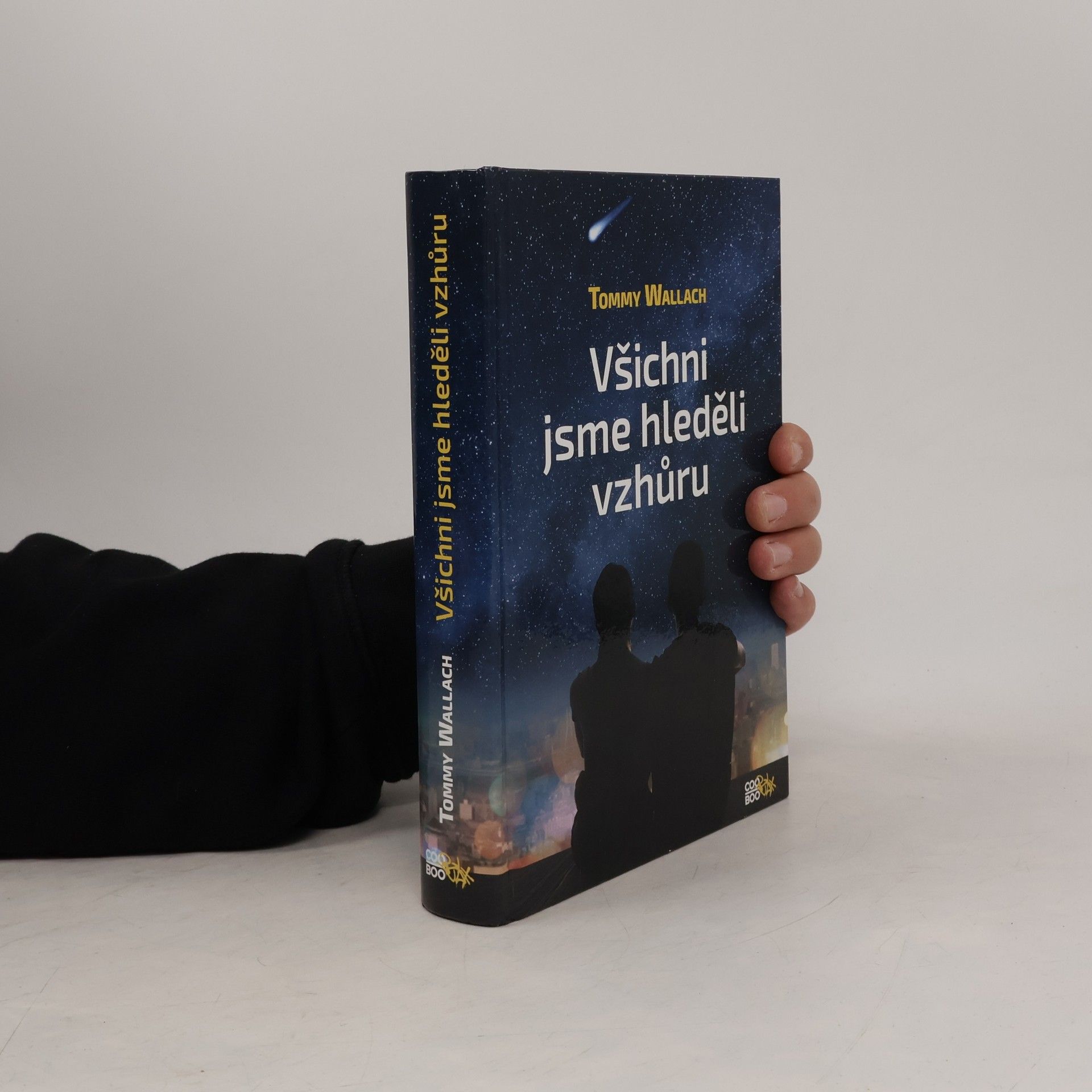 Tommy Wallach Všichni jsme hleděli vzhůru